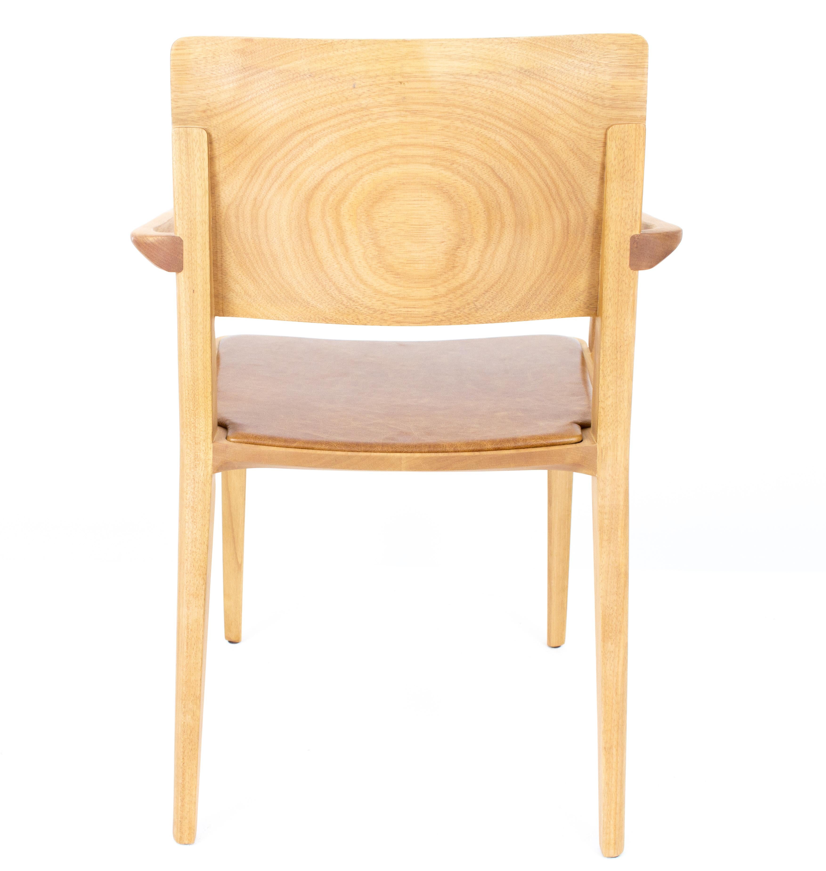 Collection de chaises Evo.

Notre collection EVO est basée sur la fusion harmonieuse entre les formes géométriques et l'interprétation moderne des archétypes du bois. 

Tous les éléments qui composent la chaise sont conçus avec précision pour