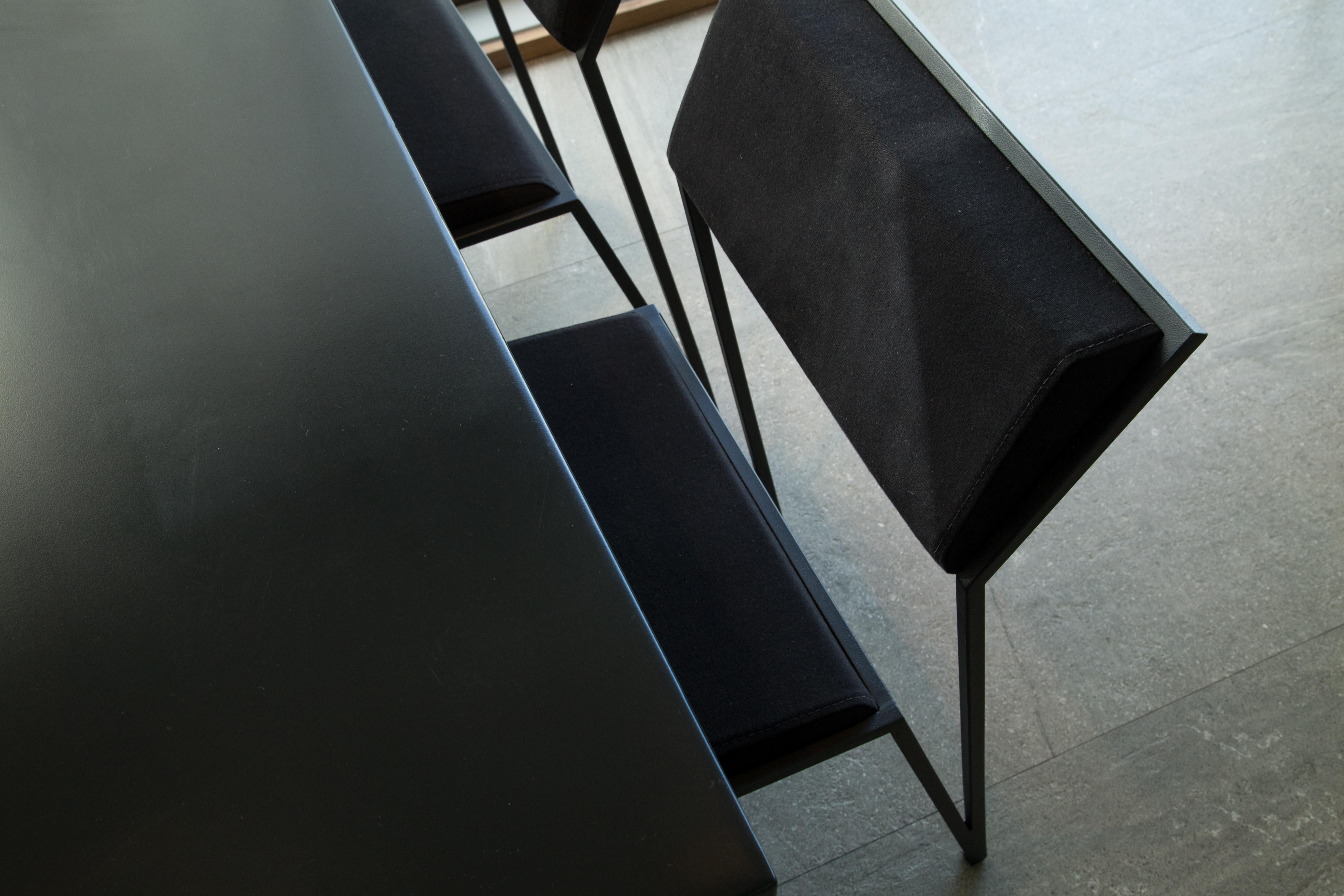 Chaise minimaliste en acier, style contemporain brésilien, noir, de Tiago Curioni en vente 4