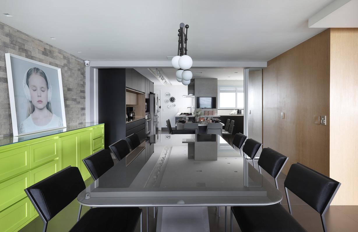 Silla minimalista de terciopelo  de Tiago Curioni, diseño brasileño Acero en venta