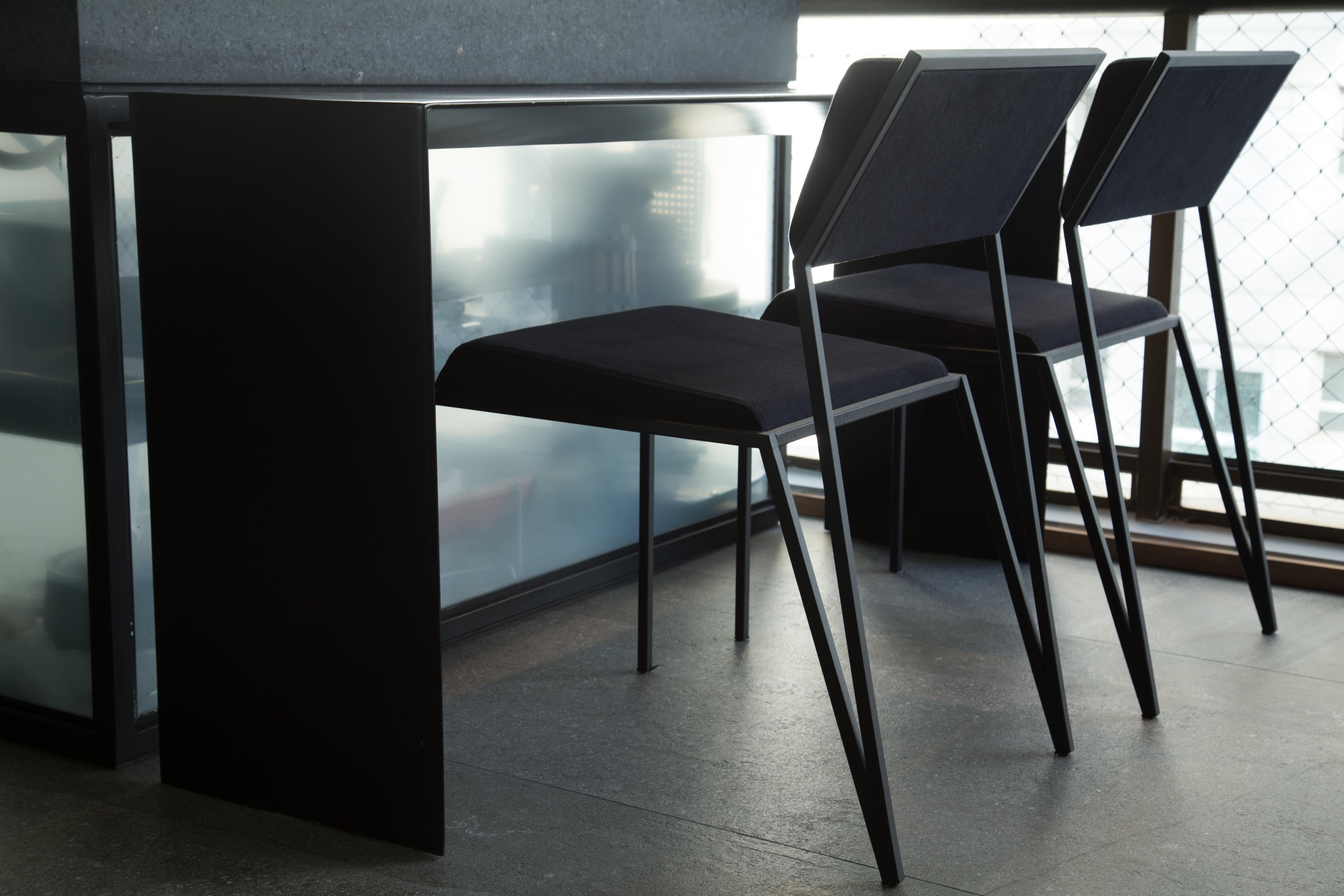 Chaise minimaliste en acier, style contemporain brésilien, noir, de Tiago Curioni en vente 6