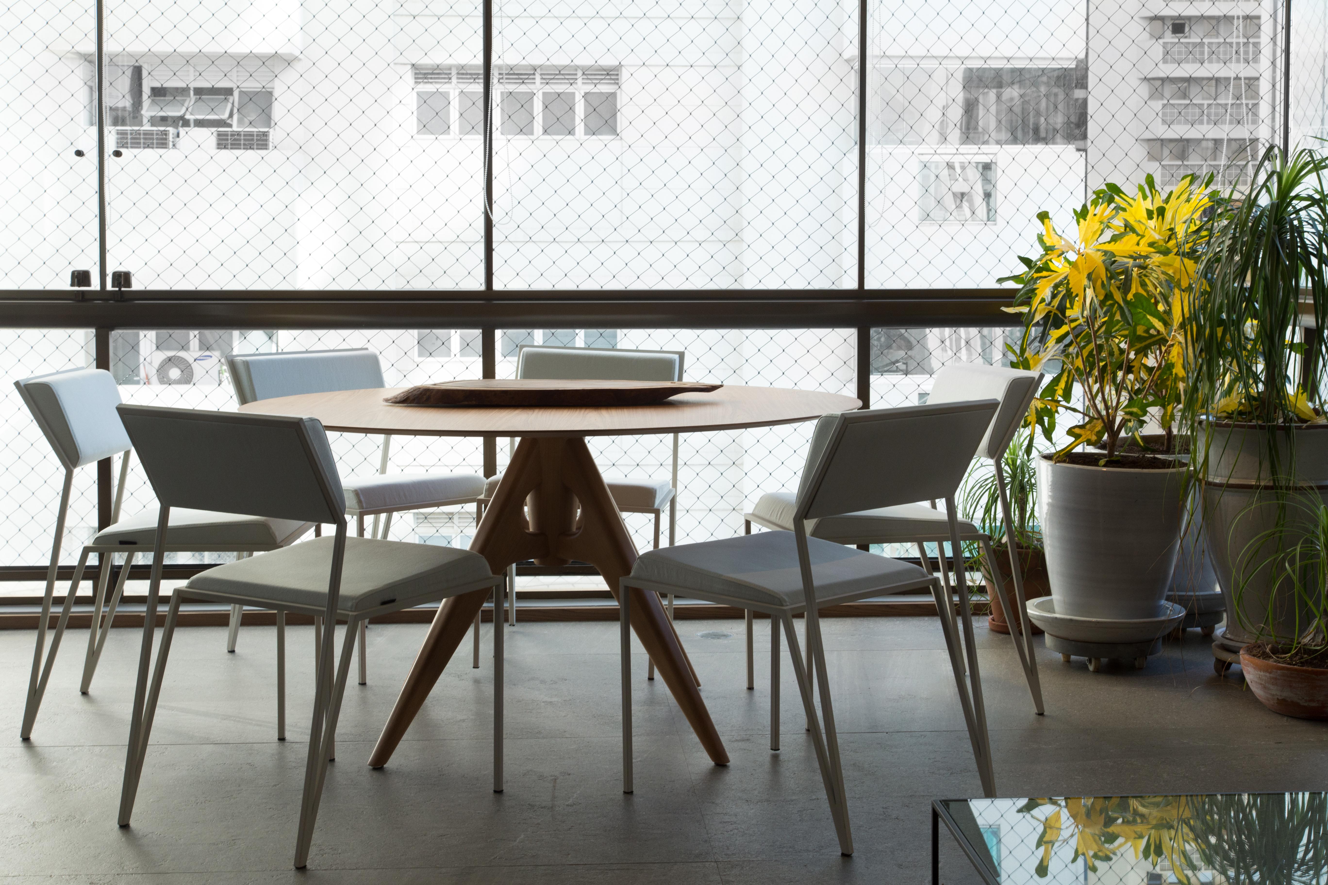 Silla minimalista de terciopelo  de Tiago Curioni, diseño brasileño en venta 3