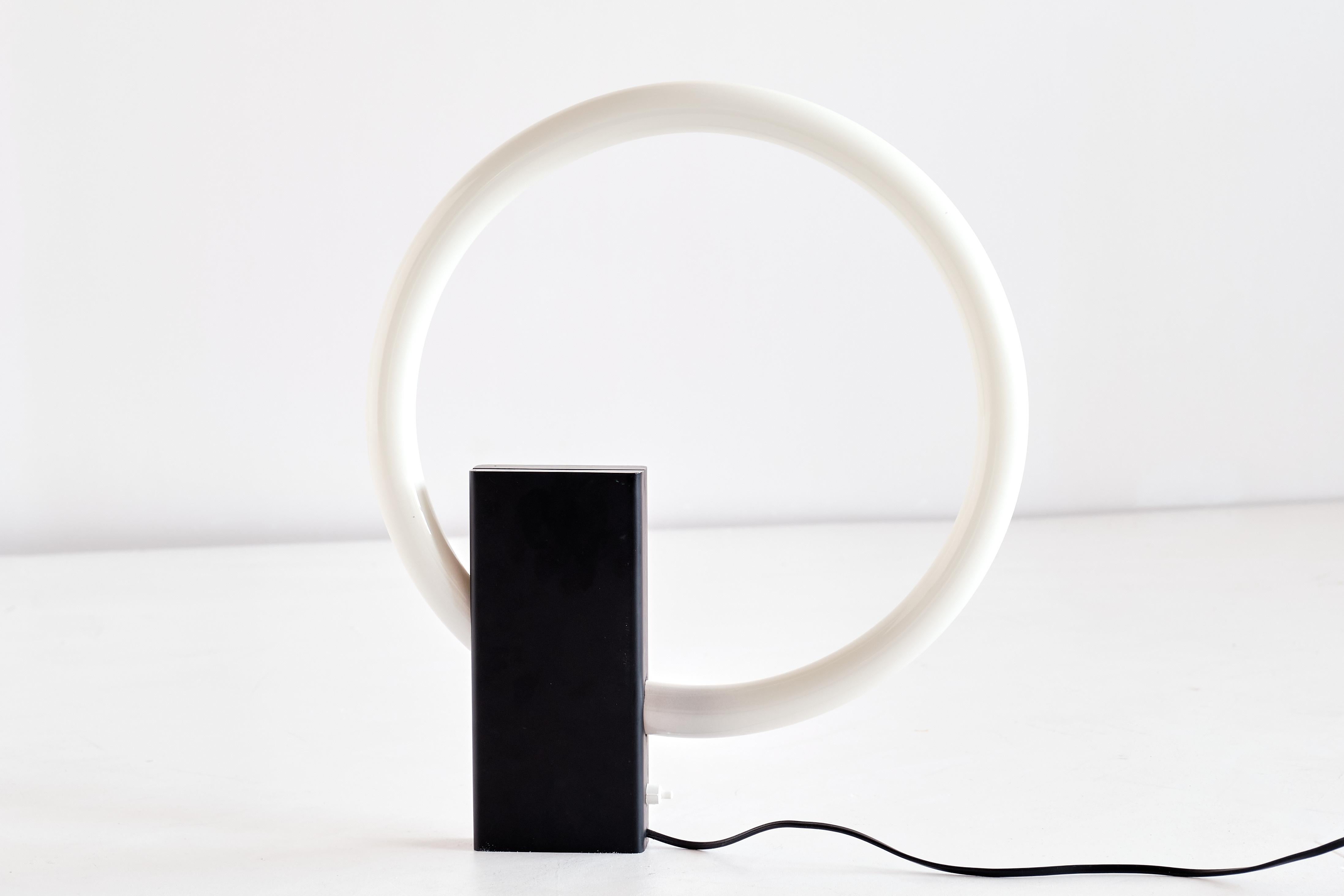 Cette étonnante lampe de table minimaliste a été produite aux Pays-Bas dans les années 1970. L'ampoule circulaire est fixée à une base verticale rectangulaire en acier laqué noir. Le design (post) moderniste de cette pièce rare est étroitement lié à