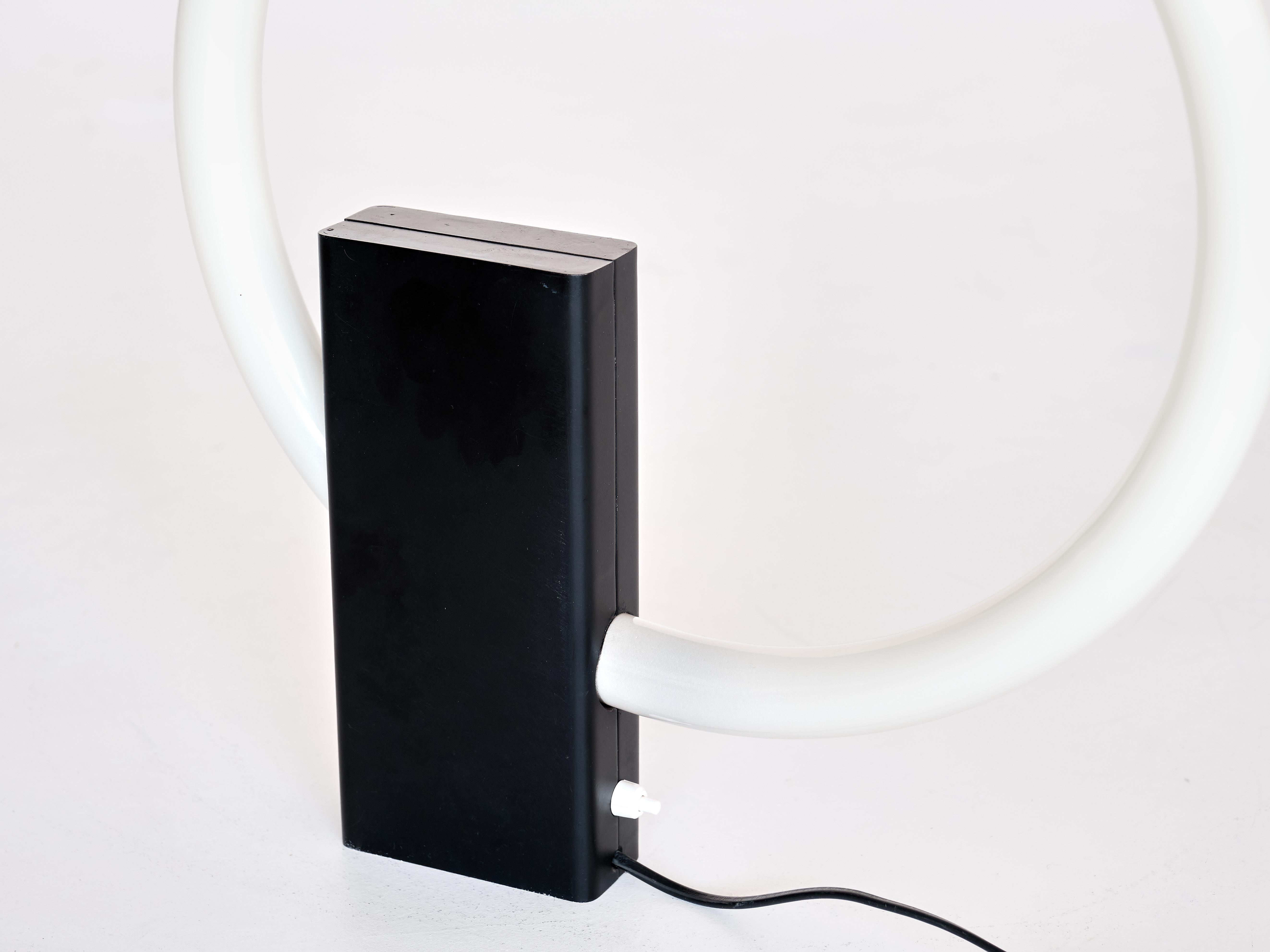 Lampe de table minimaliste à tube circulaire avec base en acier noir, Pays-Bas, années 1970 en vente 1