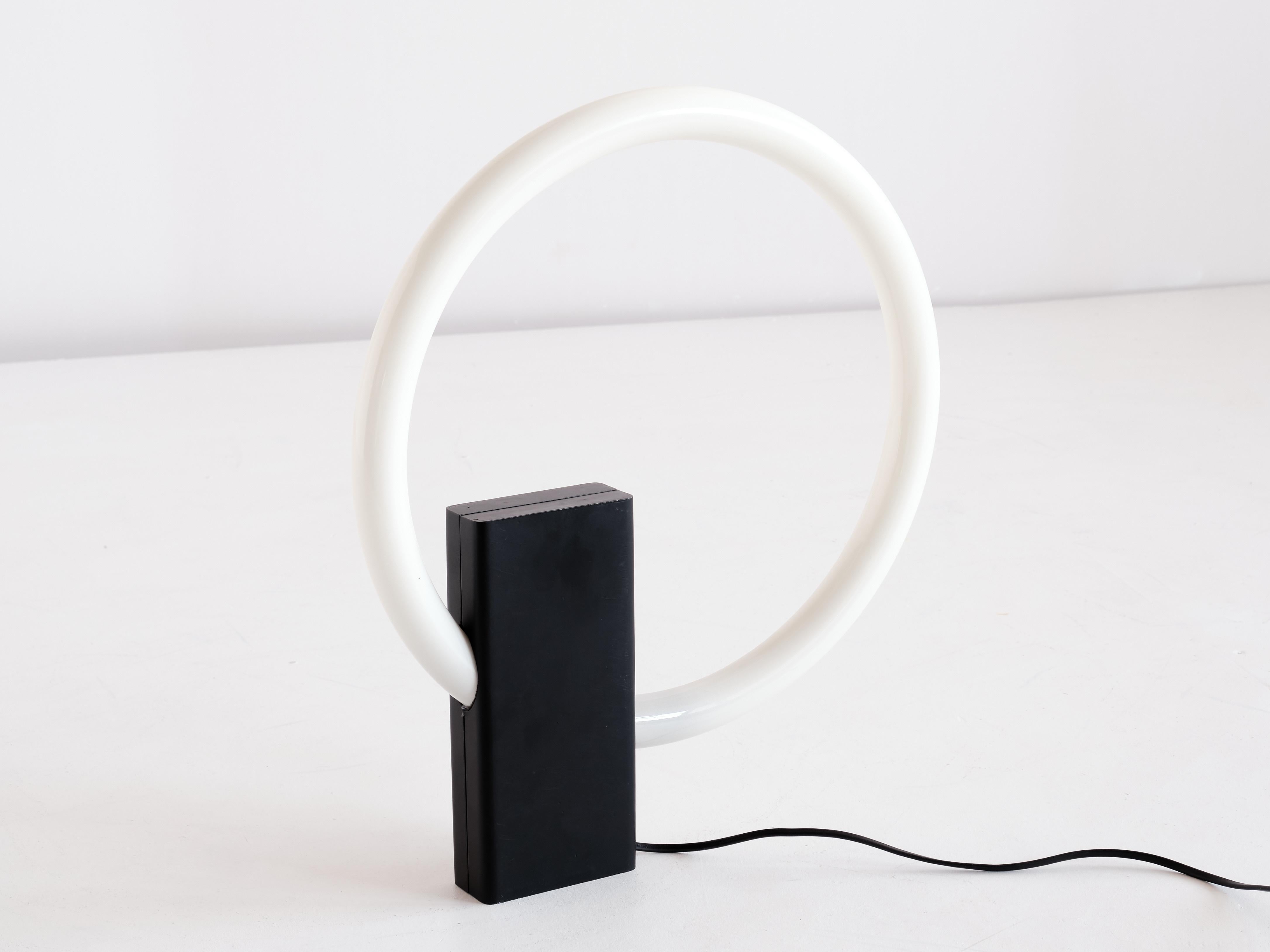 Lampe de table minimaliste à tube circulaire avec base en acier noir, Pays-Bas, années 1970 en vente 2