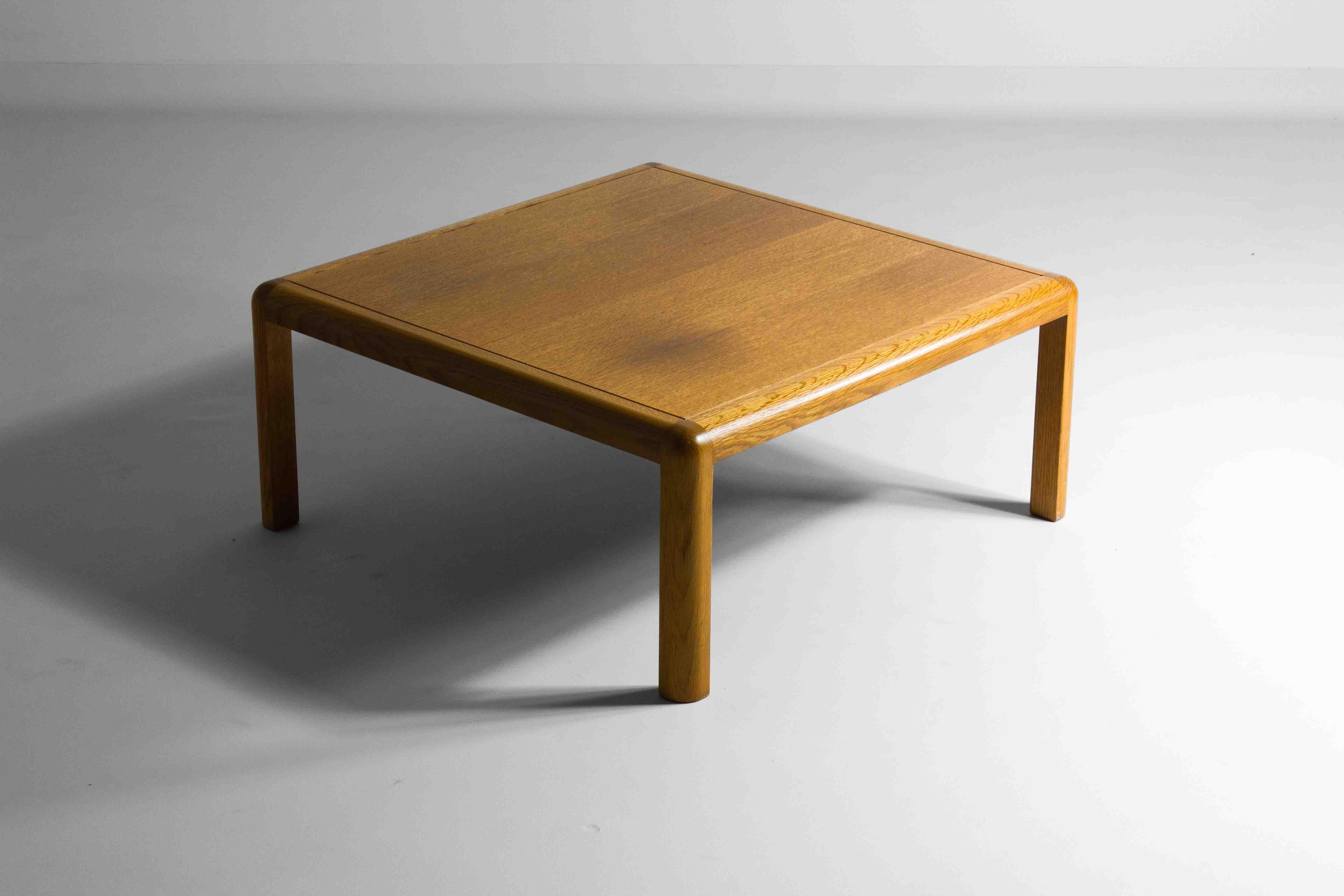 Cette table basse carrée minimaliste aux coins arrondis a été fabriquée par Van den Berghe - Pauvers dans les années 1970 en Belgique. Le chaud chêne de première qualité se marie très bien avec les formes épurées de la table.
