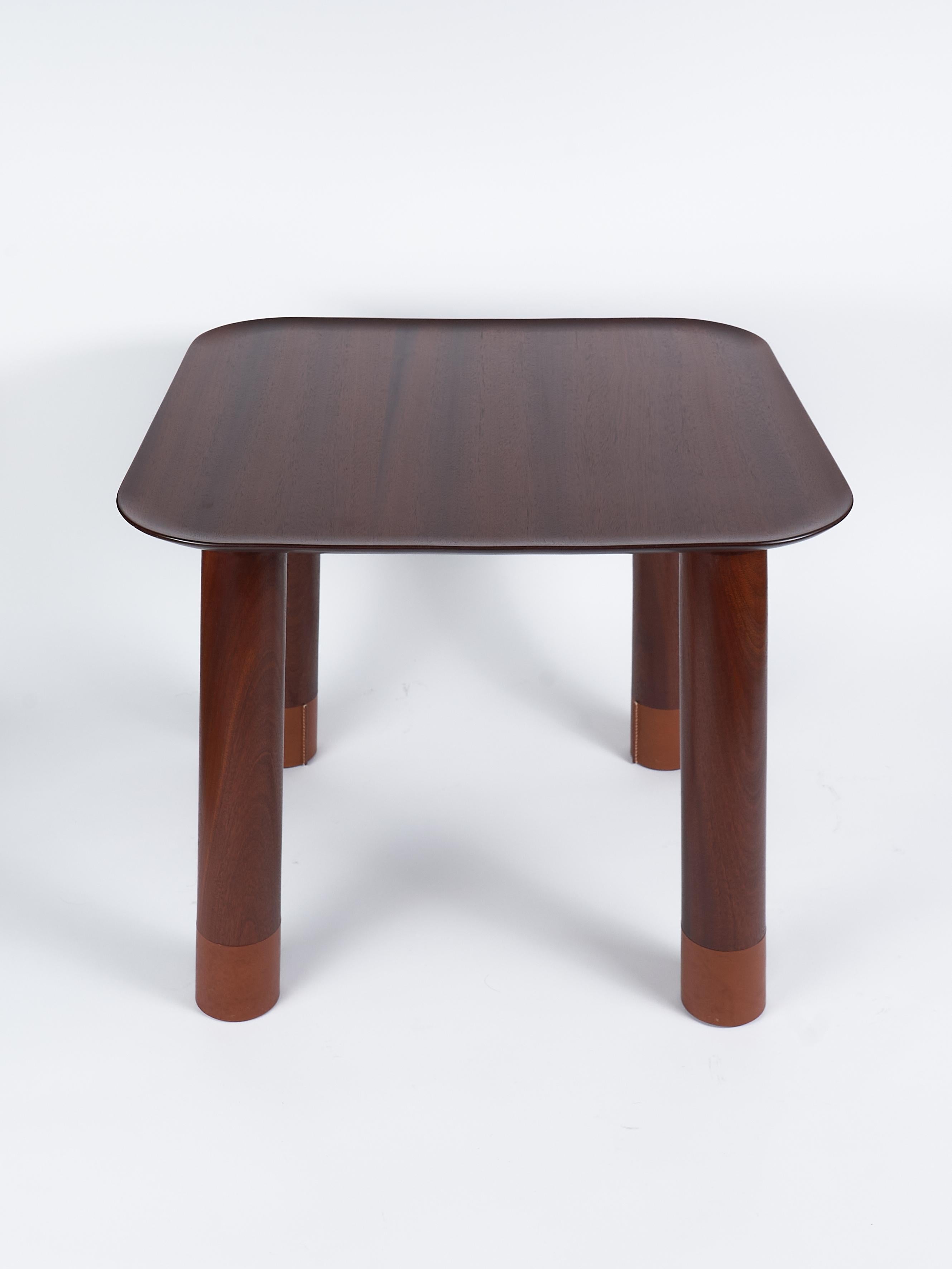 Mesa de centro tallada minimalista con sabots de cuero cosidos a mano diseñada y construida por Val Khvan

Esta mesa de centro es una silenciosa declaración de sobriedad y artesanía. Tallada en madera maciza con líneas limpias y arquitectónicas, su