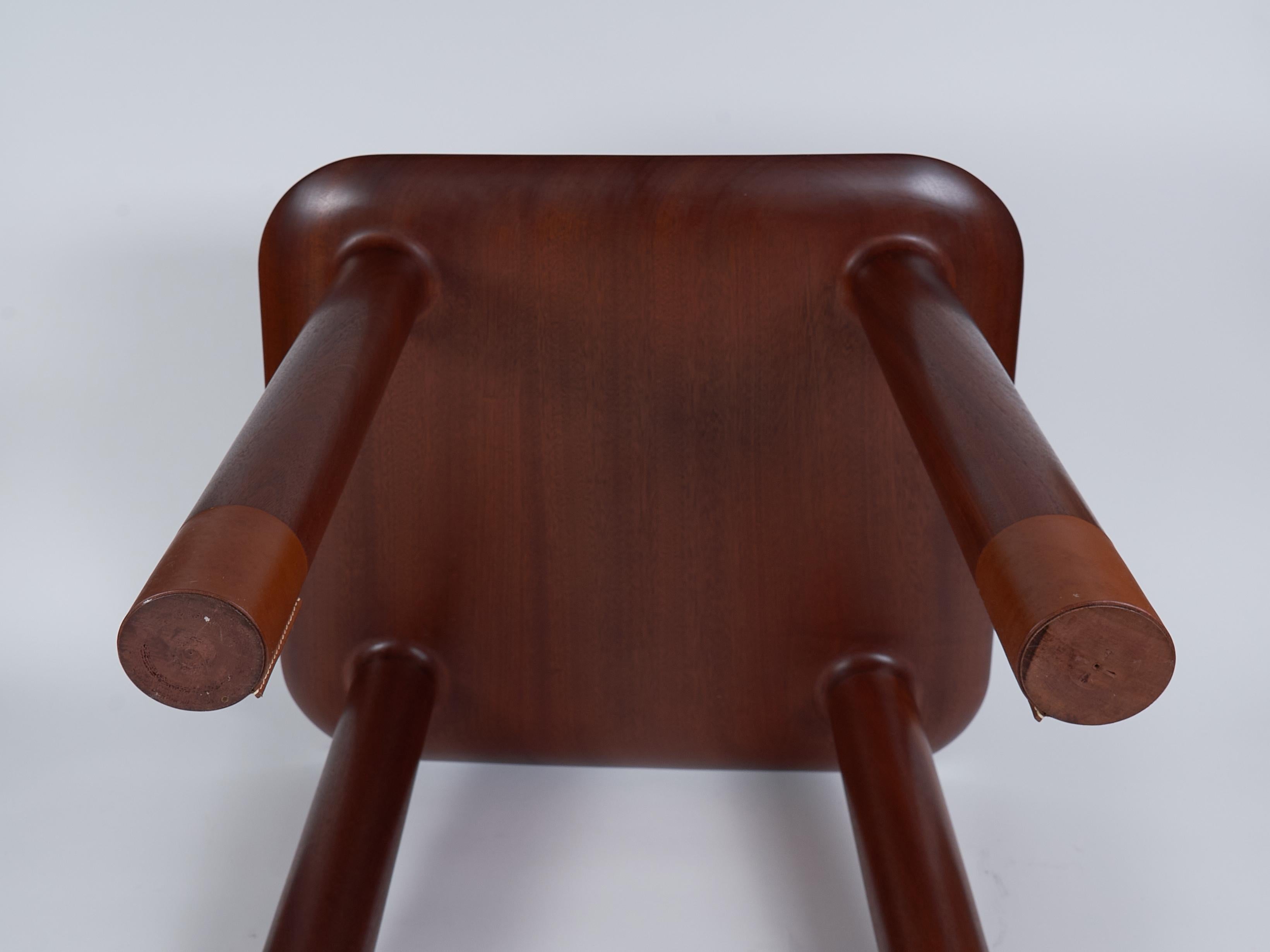 Mesa de centro minimalista de madera de sapeli por Val Khvan Tallado a mano en venta