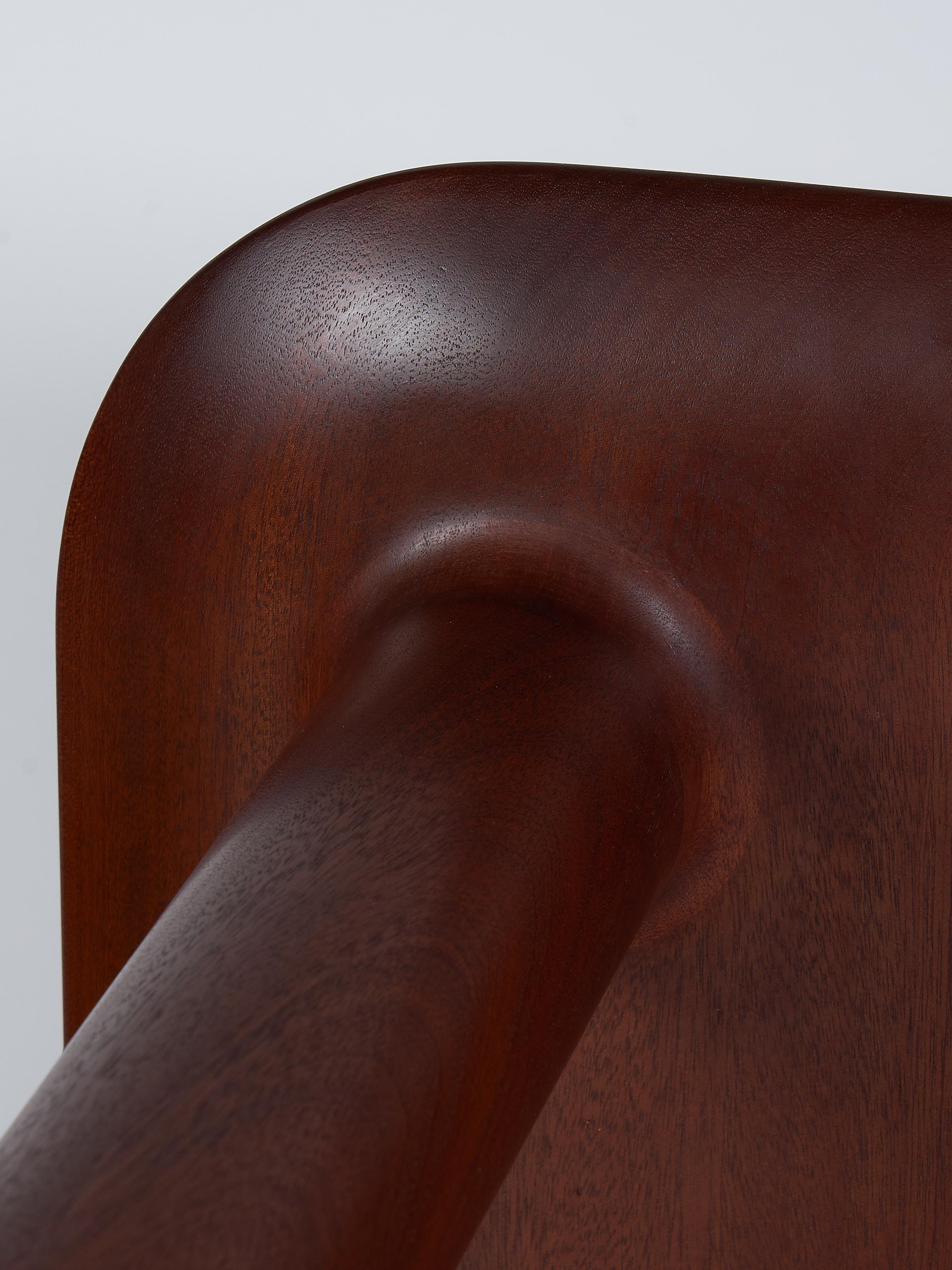 Mesa de centro minimalista de madera de sapeli por Val Khvan en Nuevo estado para la venta en Millburn, NJ