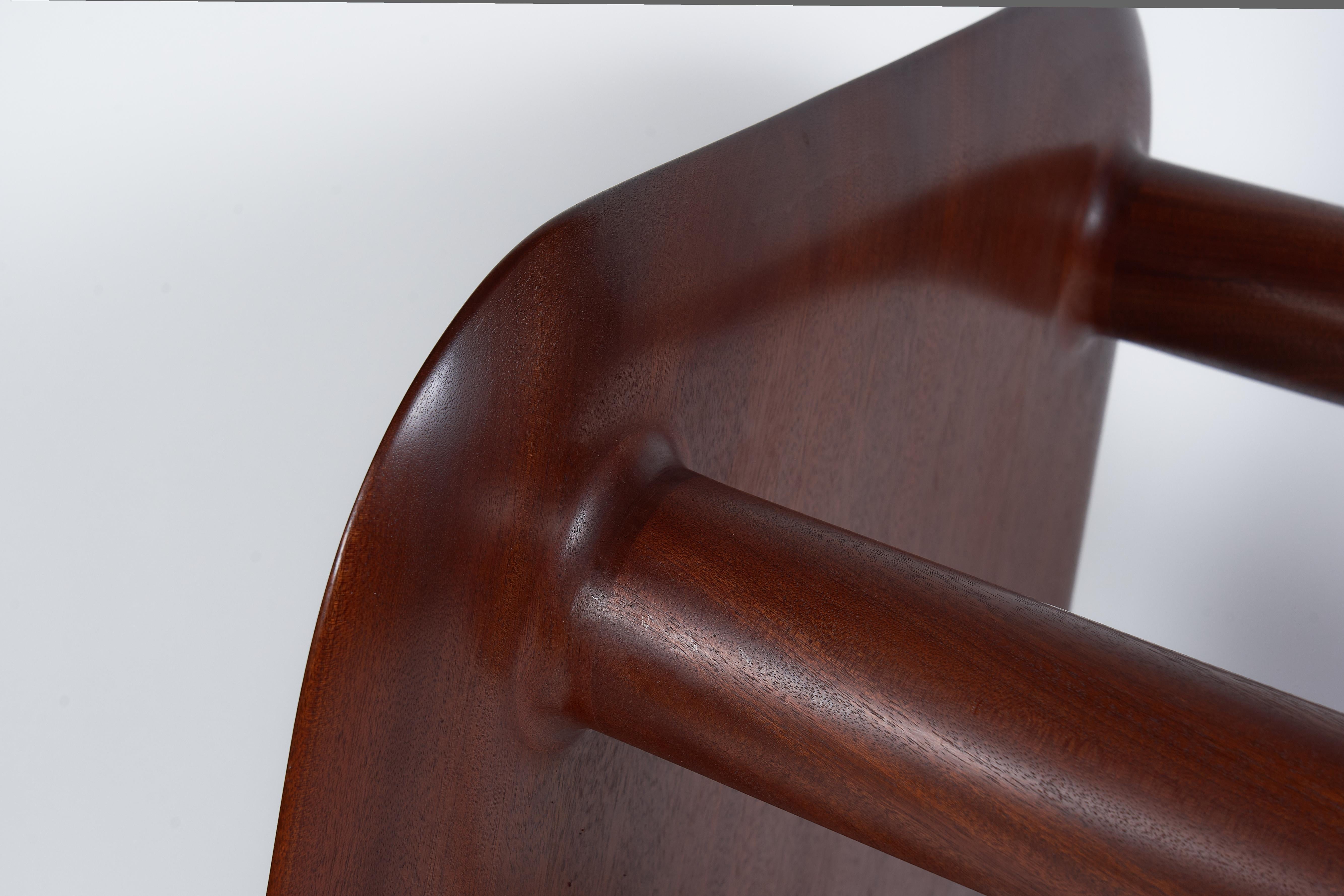 Mesa de centro minimalista de madera de sapeli por Val Khvan Cuero en venta
