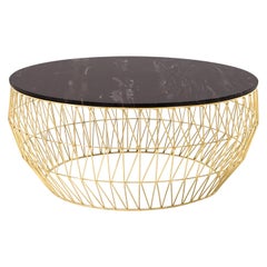 Minimalistischer Couchtisch, drahtförmiger Tisch in Gold mit schwarzem Marmor