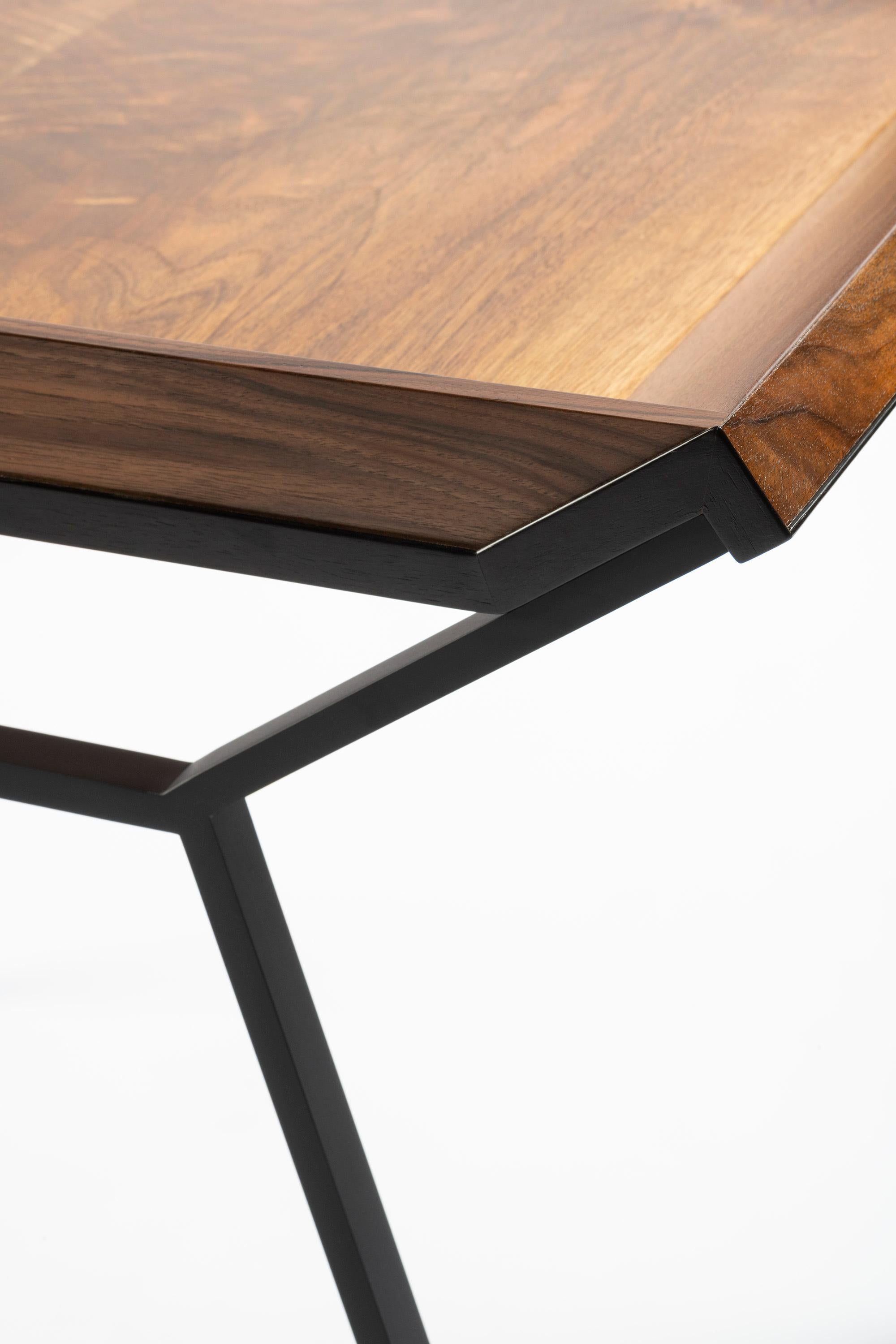 Minimaliste Table basse minimaliste avec plateau en ronce de noyer et base en métal de Giordano Vigano en vente