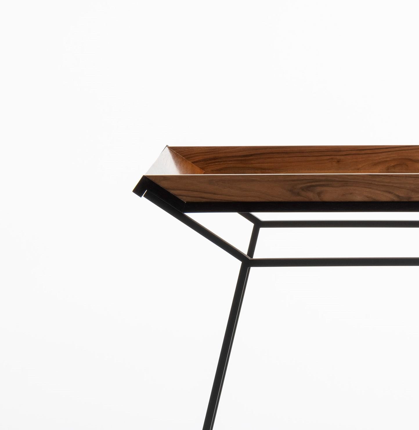 italien Table basse minimaliste avec plateau en ronce de noyer et base en métal de Giordano Vigano en vente