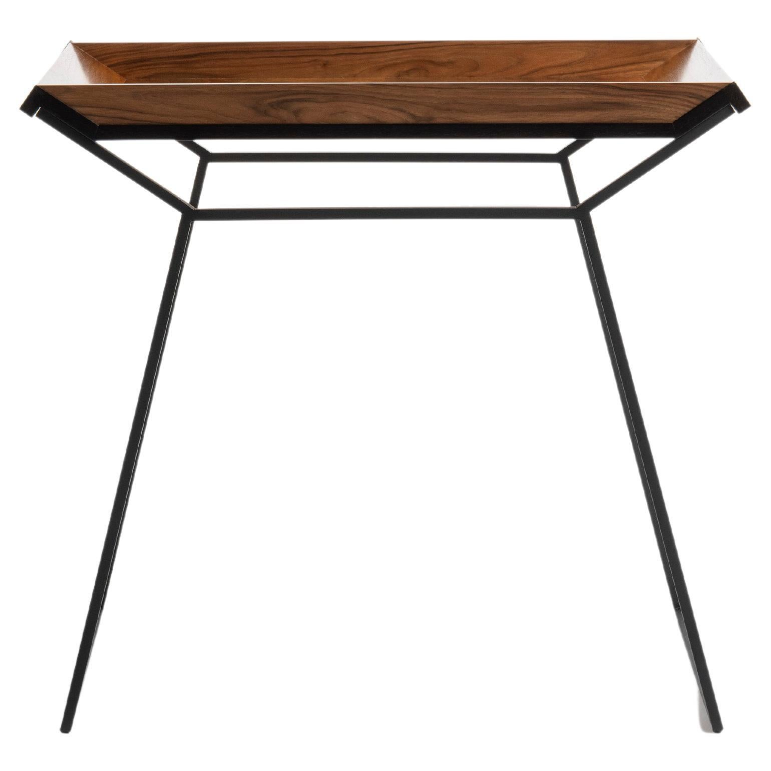 Table basse minimaliste avec plateau en ronce de noyer et base en métal de Giordano Vigano
