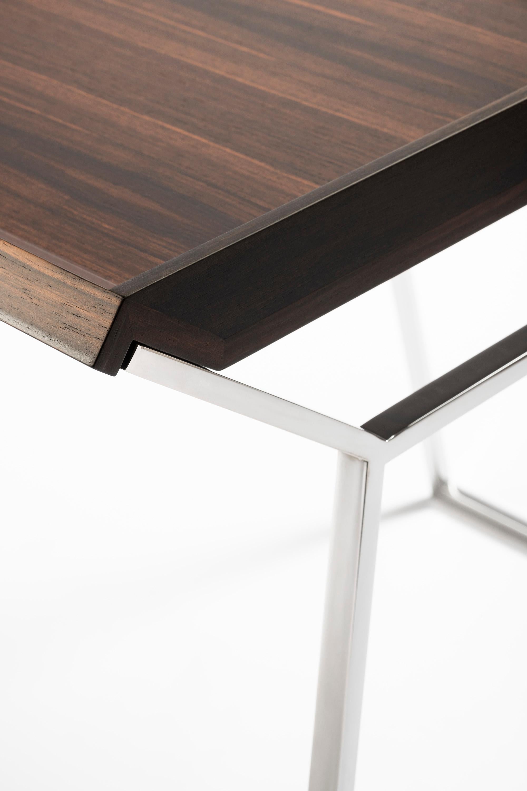 Minimaliste Table basse minimaliste avec plateau en ébène et base en métal chromé de Giordano Vigano en vente