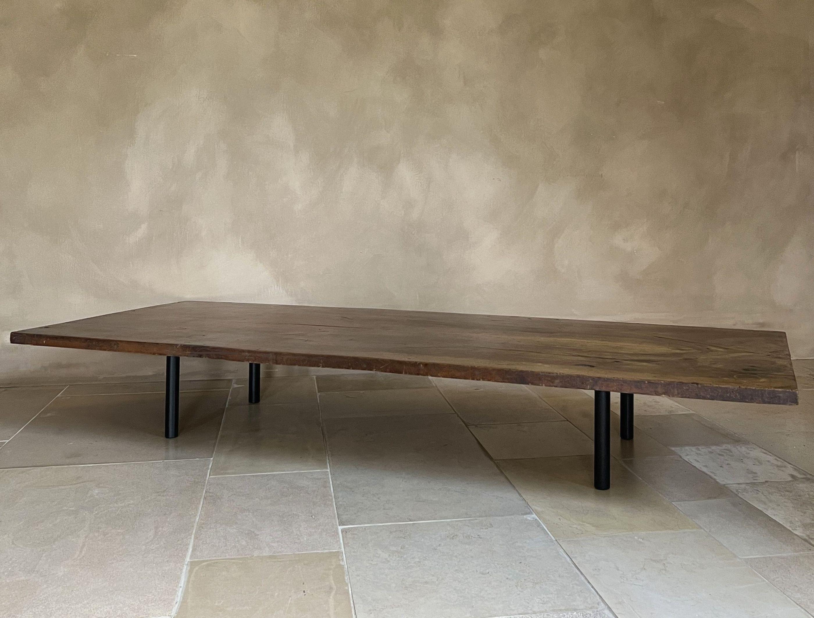 Table basse minimaliste en vieux noyer récupéré en vente 3