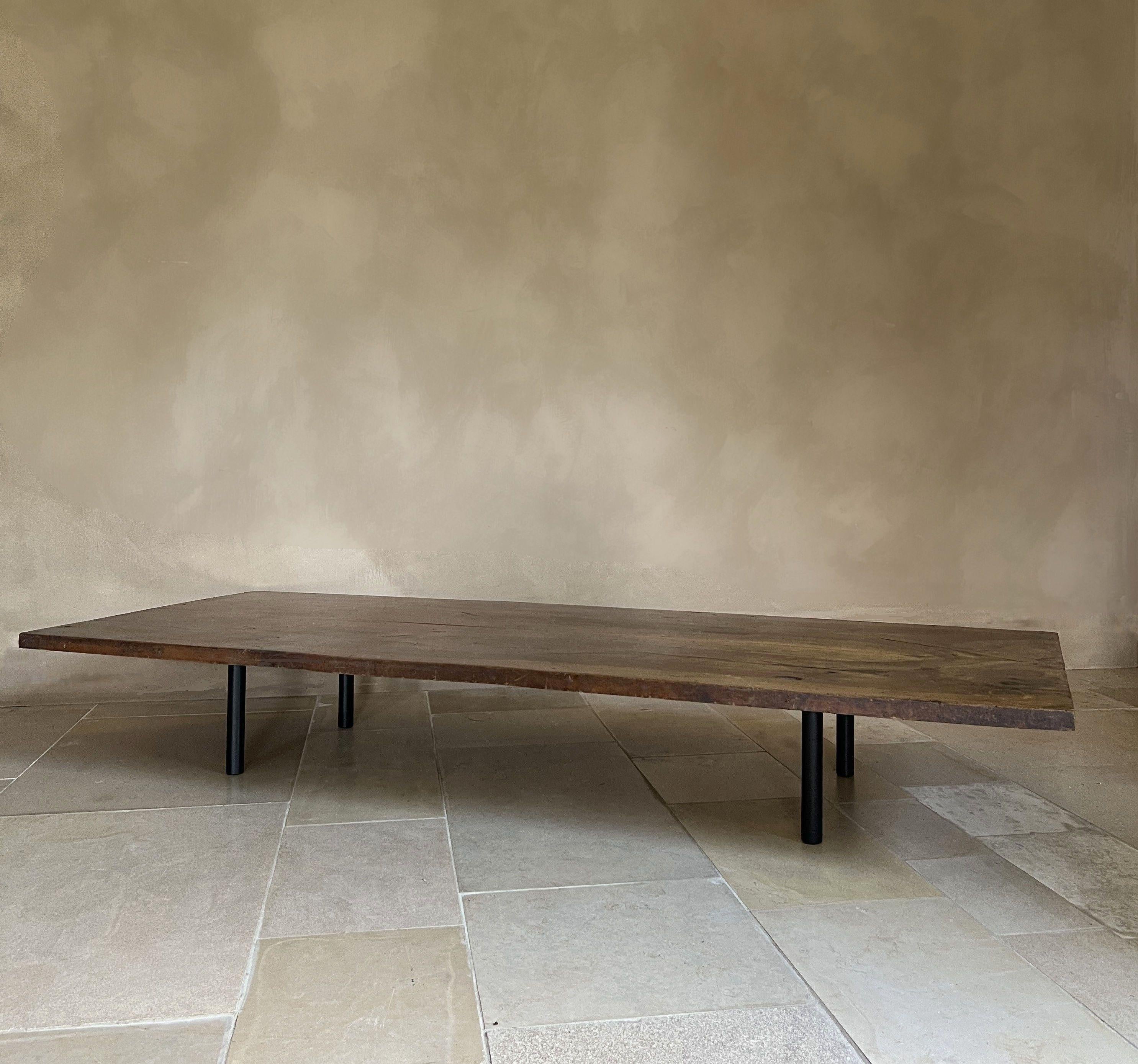 Table basse minimaliste en vieux noyer récupéré en vente 4