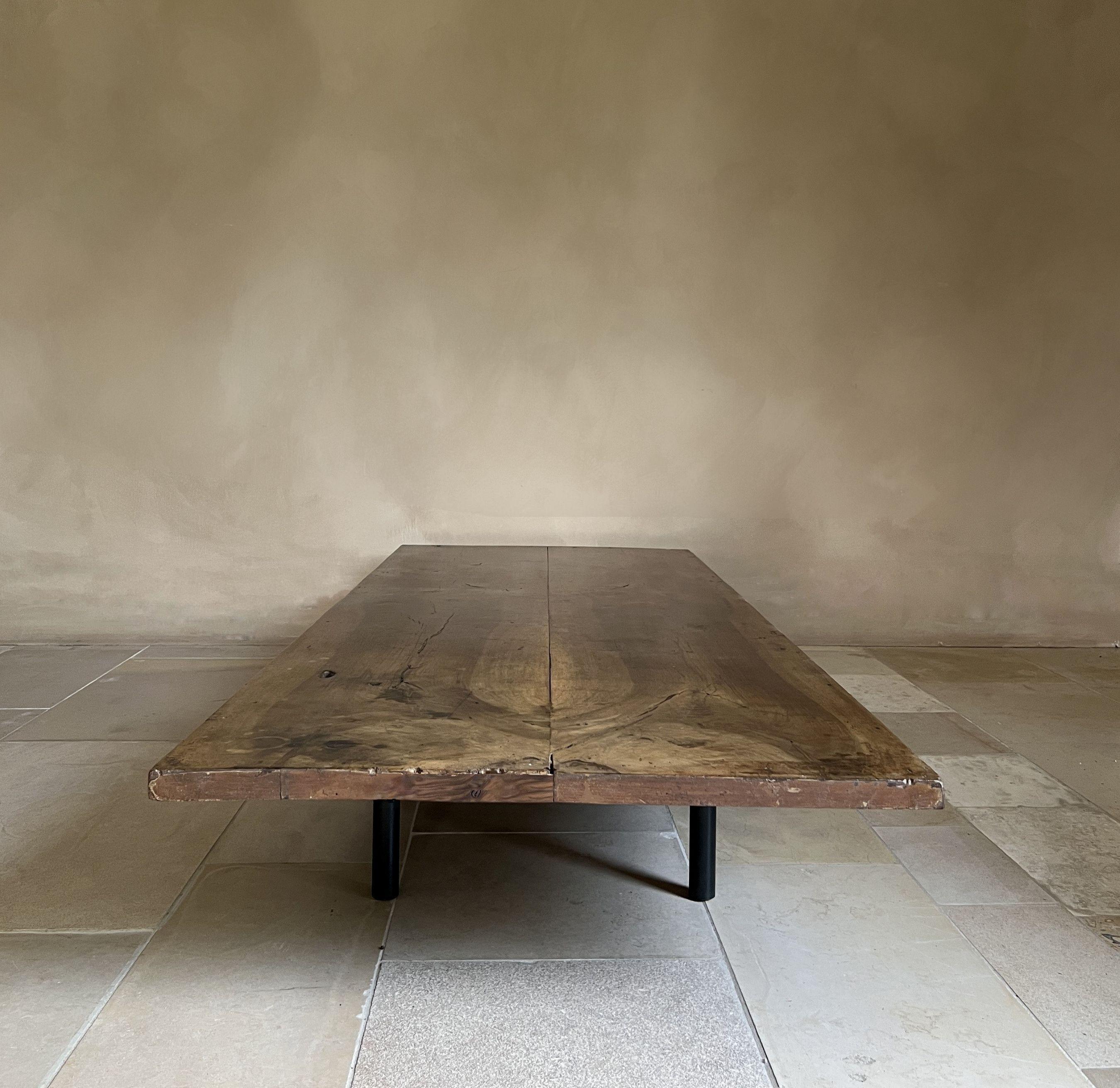 Table basse minimaliste en vieux noyer récupéré en vente 5