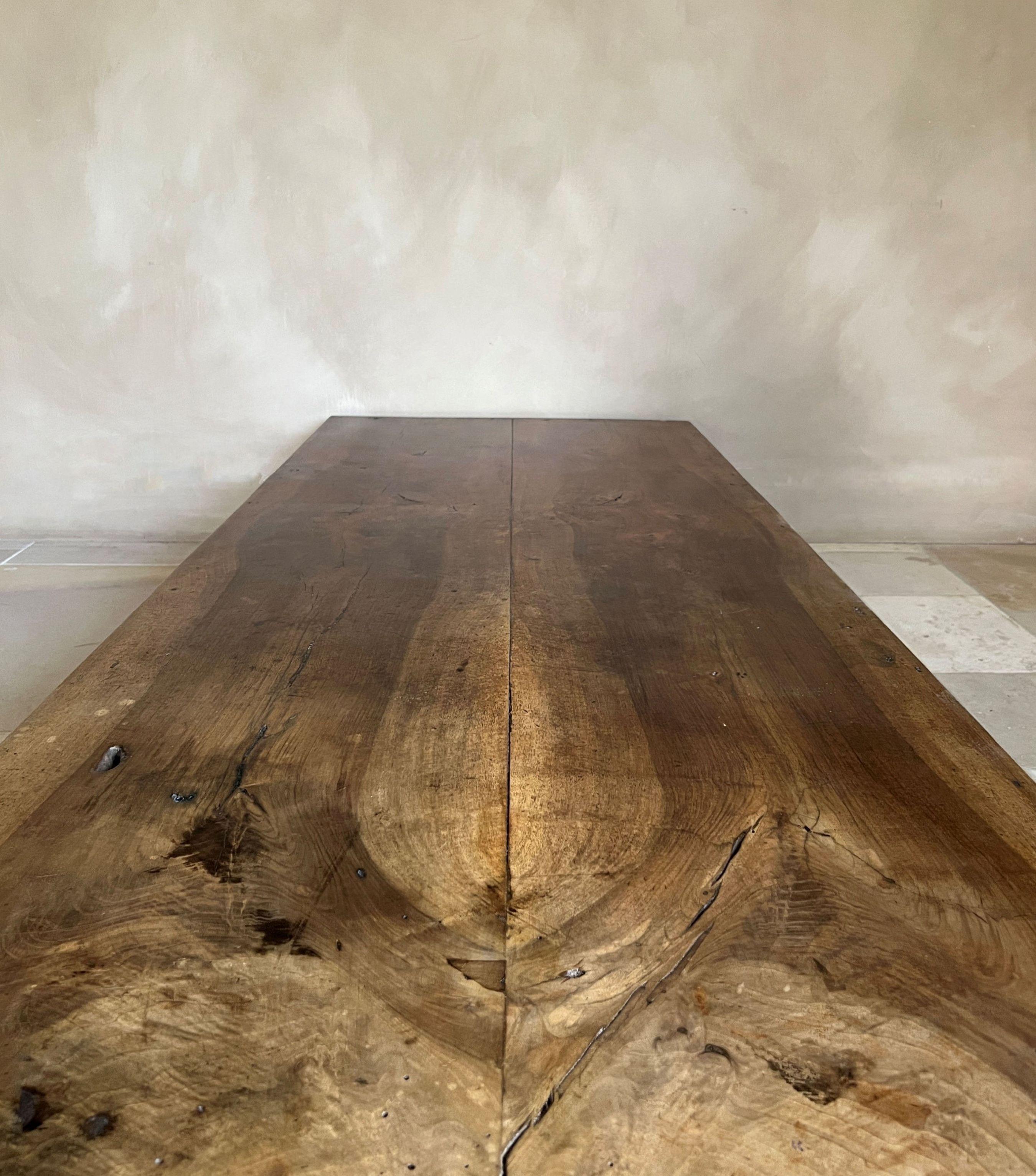 Table basse minimaliste en vieux noyer récupéré en vente 1