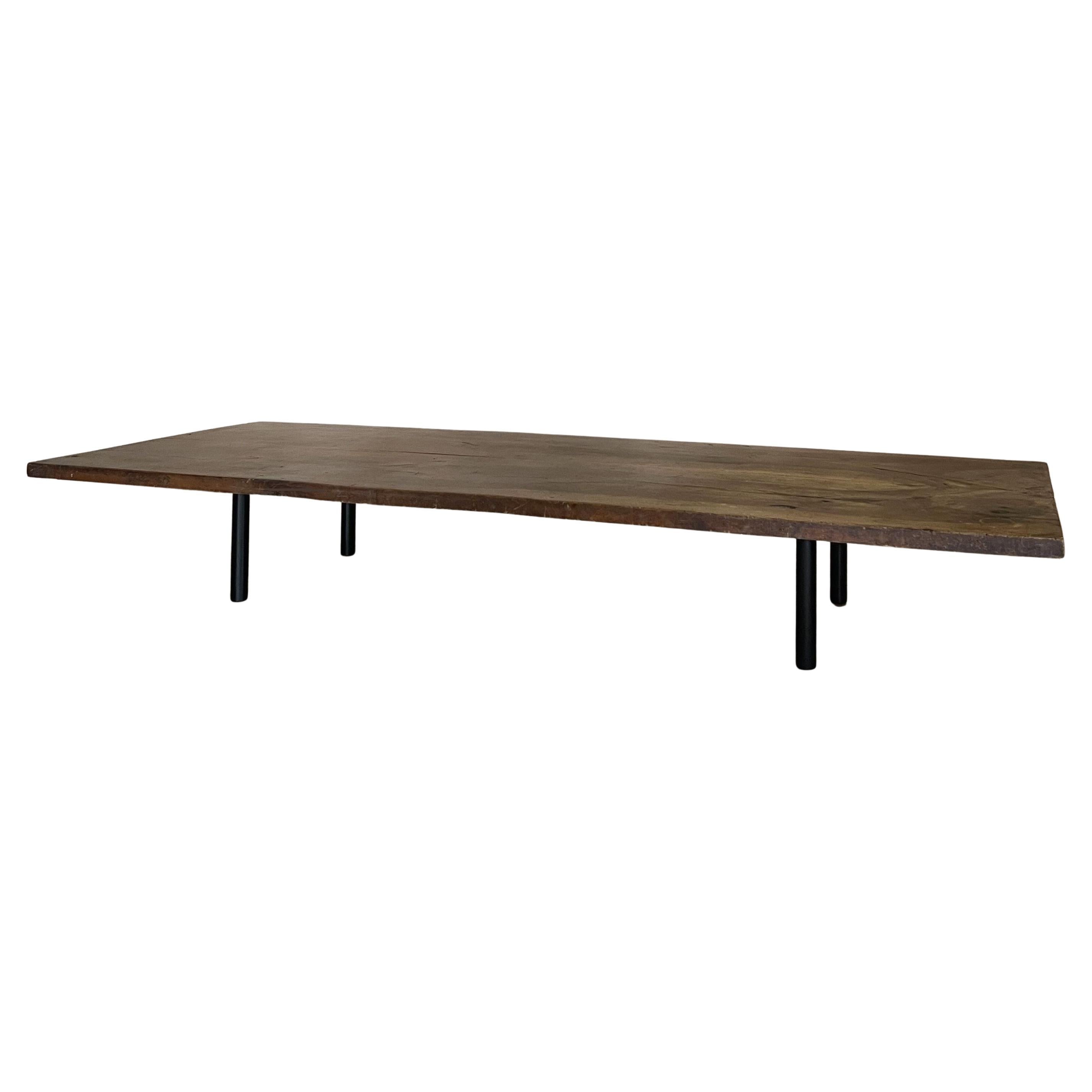 Mesa de centro minimalista de nogal viejo recuperado