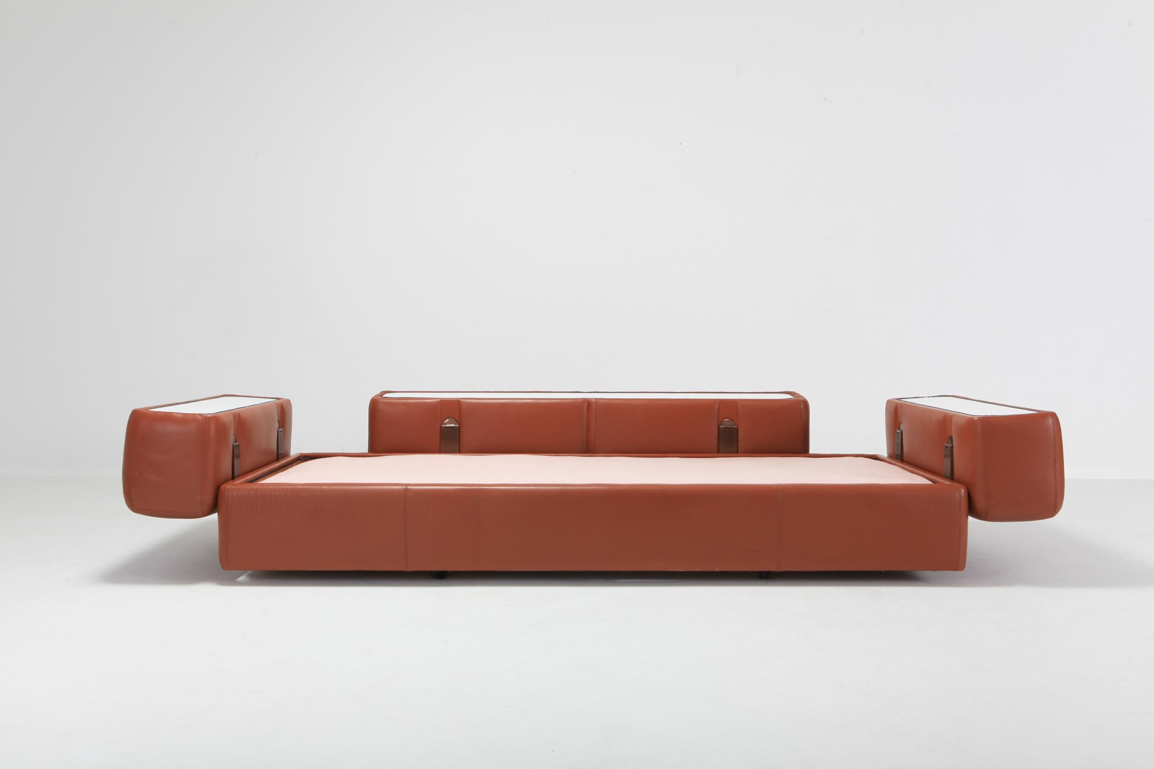 Minimalist Cognac Leather Sofa by Tito Agnoli for Cinova im Zustand „Gut“ in Antwerp, BE