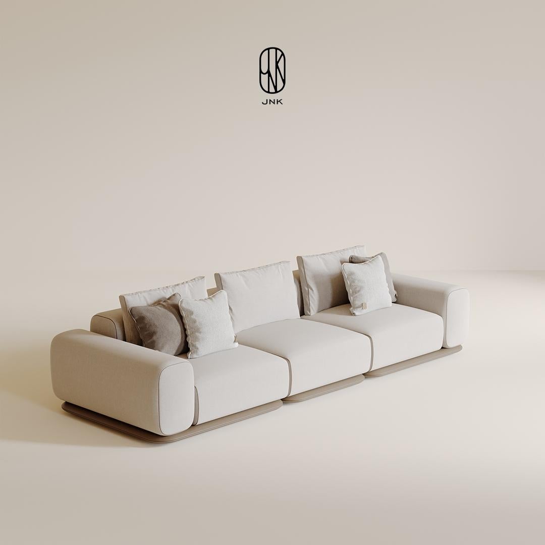Sofá Stride,

Presenta un diseño elegante que combina minimalismo y modernidad. El sofá ofrece comodidad con sus amplios y mullidos cojines de asiento, a la vez que presenta un aspecto elegante con sus esquinas redondeadas y líneas suaves. Tapizado