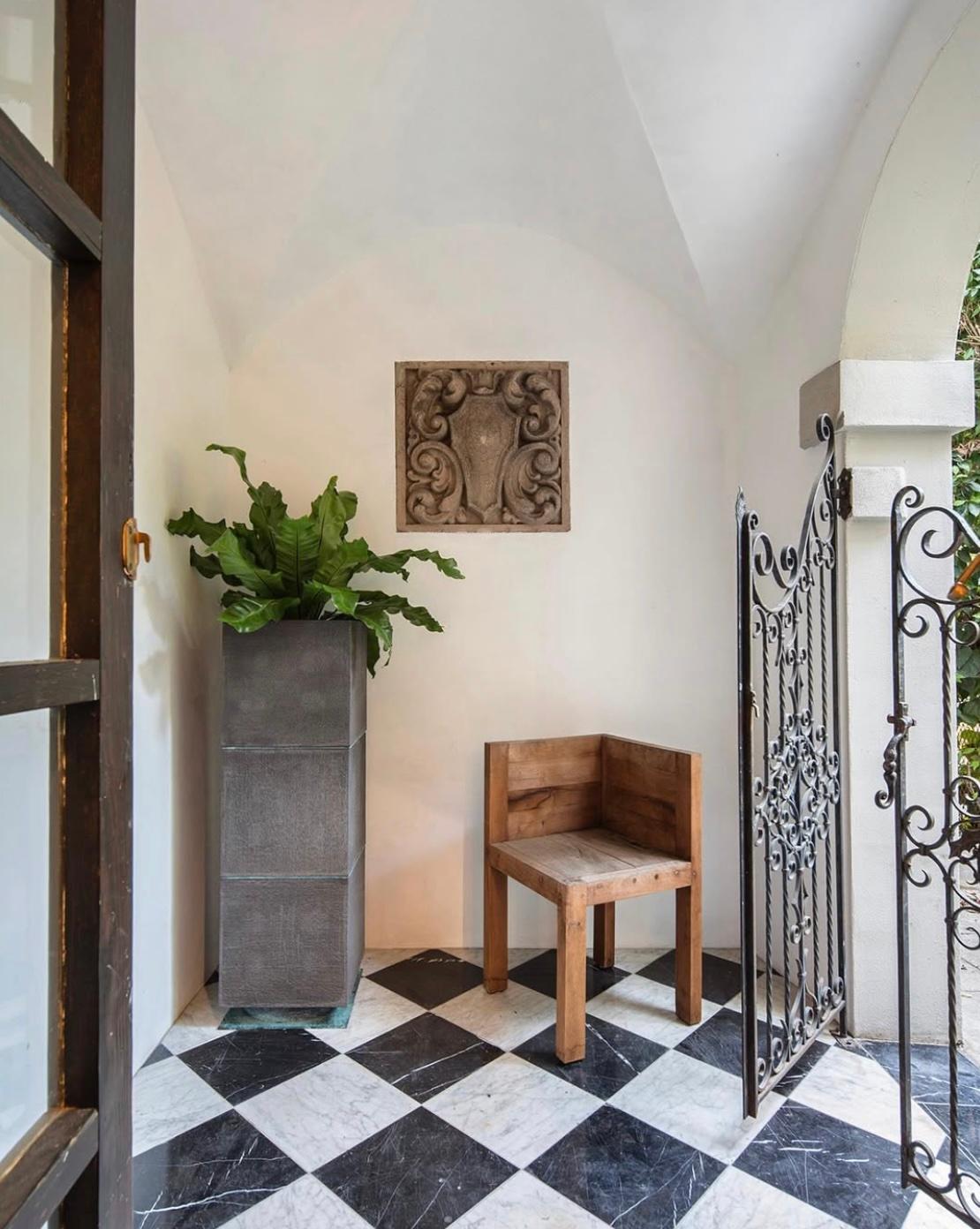 Minimalist concrete column planter, APOLLO III by Sirak (medium height) In New Condition For Sale In Dallas, TX