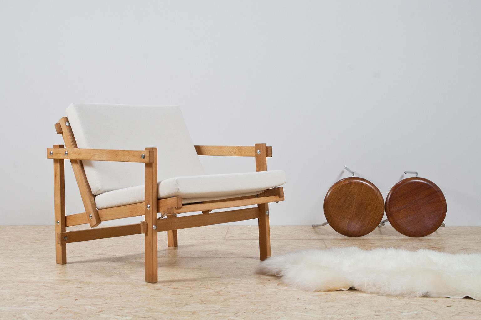 Great visual constructed lounge chair in beautiful natural beech wood, designed in 1974 by Martin Visser. The broad chair has a really great comfort and makes for a unique and quite rare object in your interior. We have an identical set in stock.