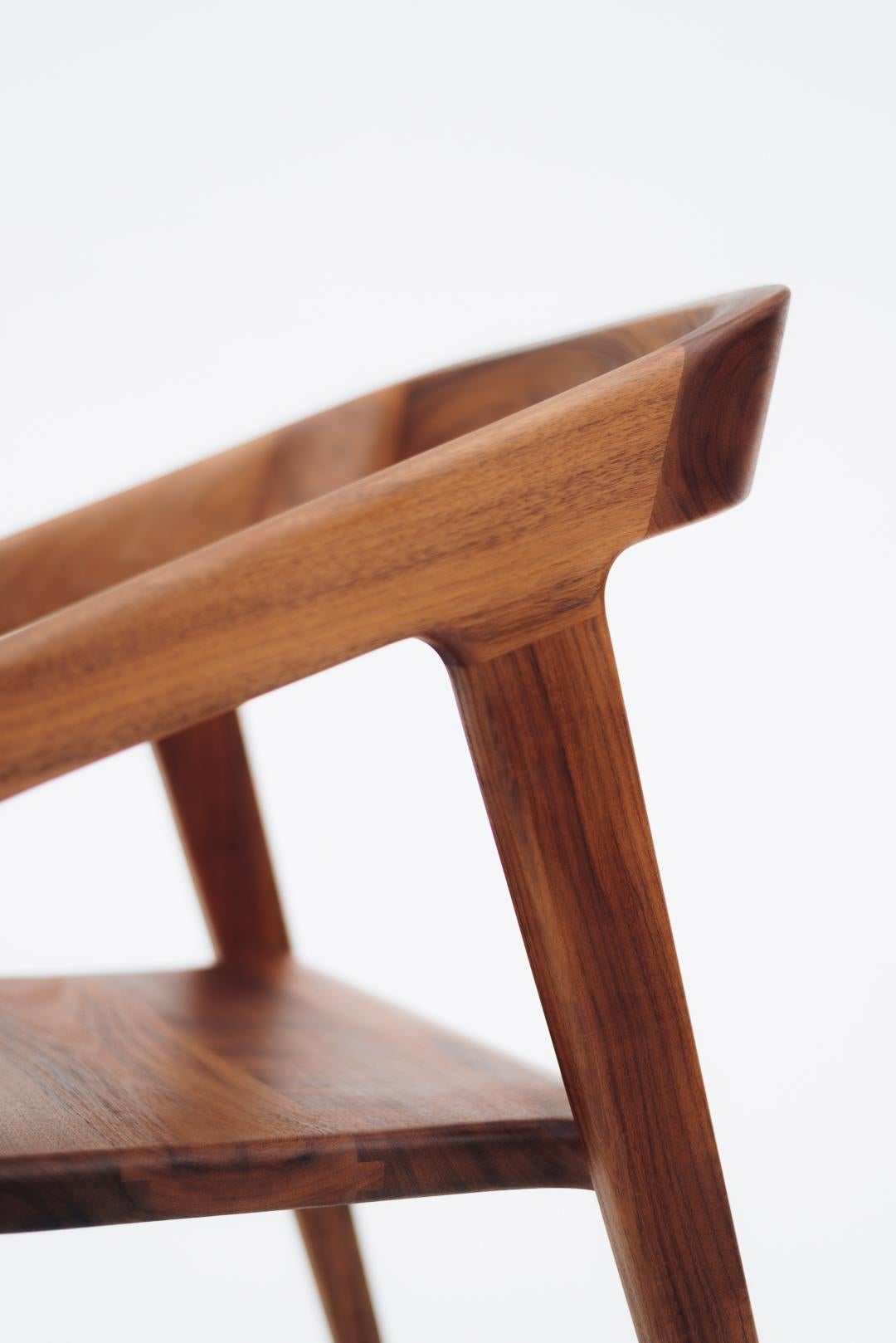 Handgefertigter Contemporary Dining Chair aus karibischem Nussbaum, auf Lager (Holzarbeit) im Angebot