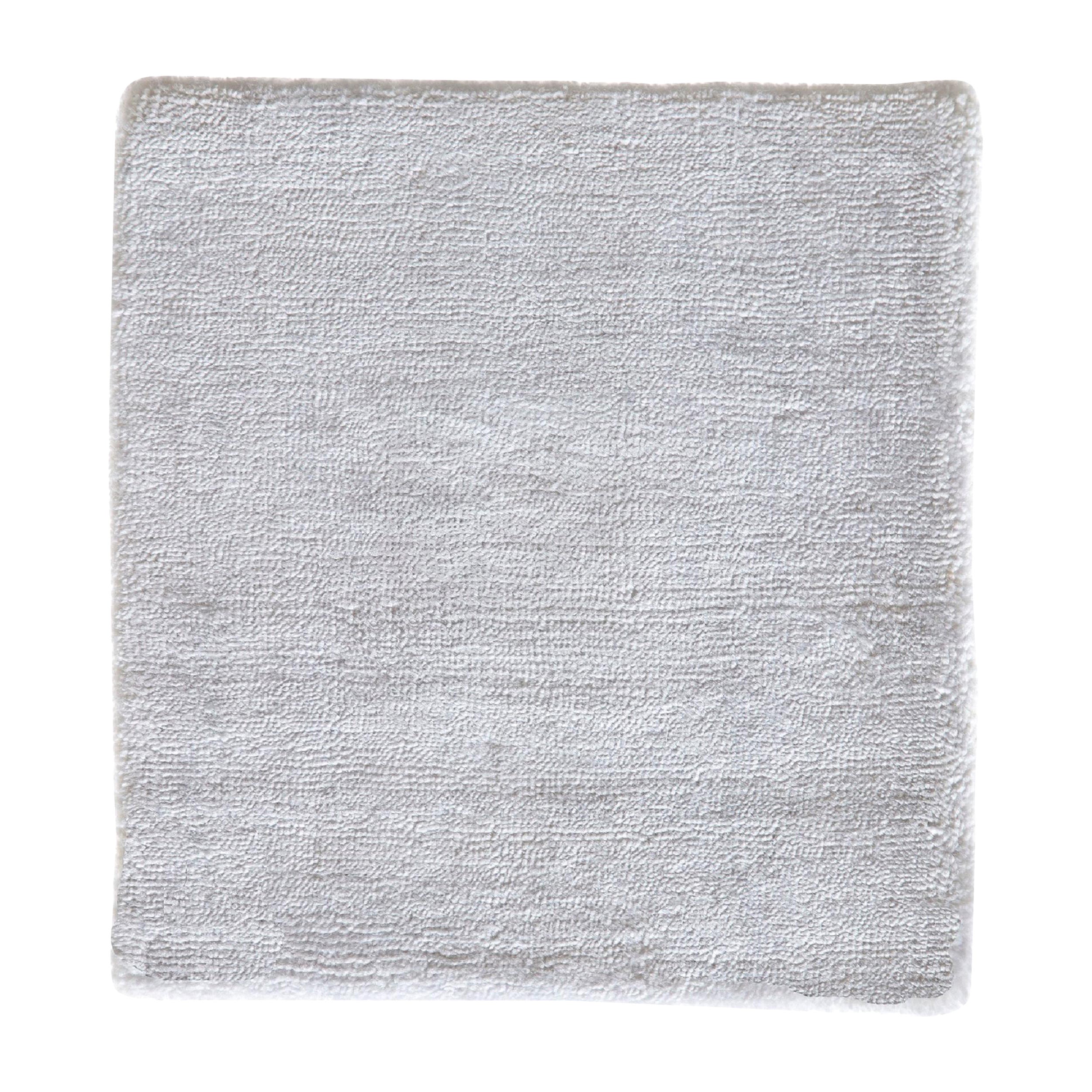 Minimalistisch Zeitgenössische Natürliche Bambus Seide Weiß Hand-Loomed Großer Quadratischer Teppich im Angebot