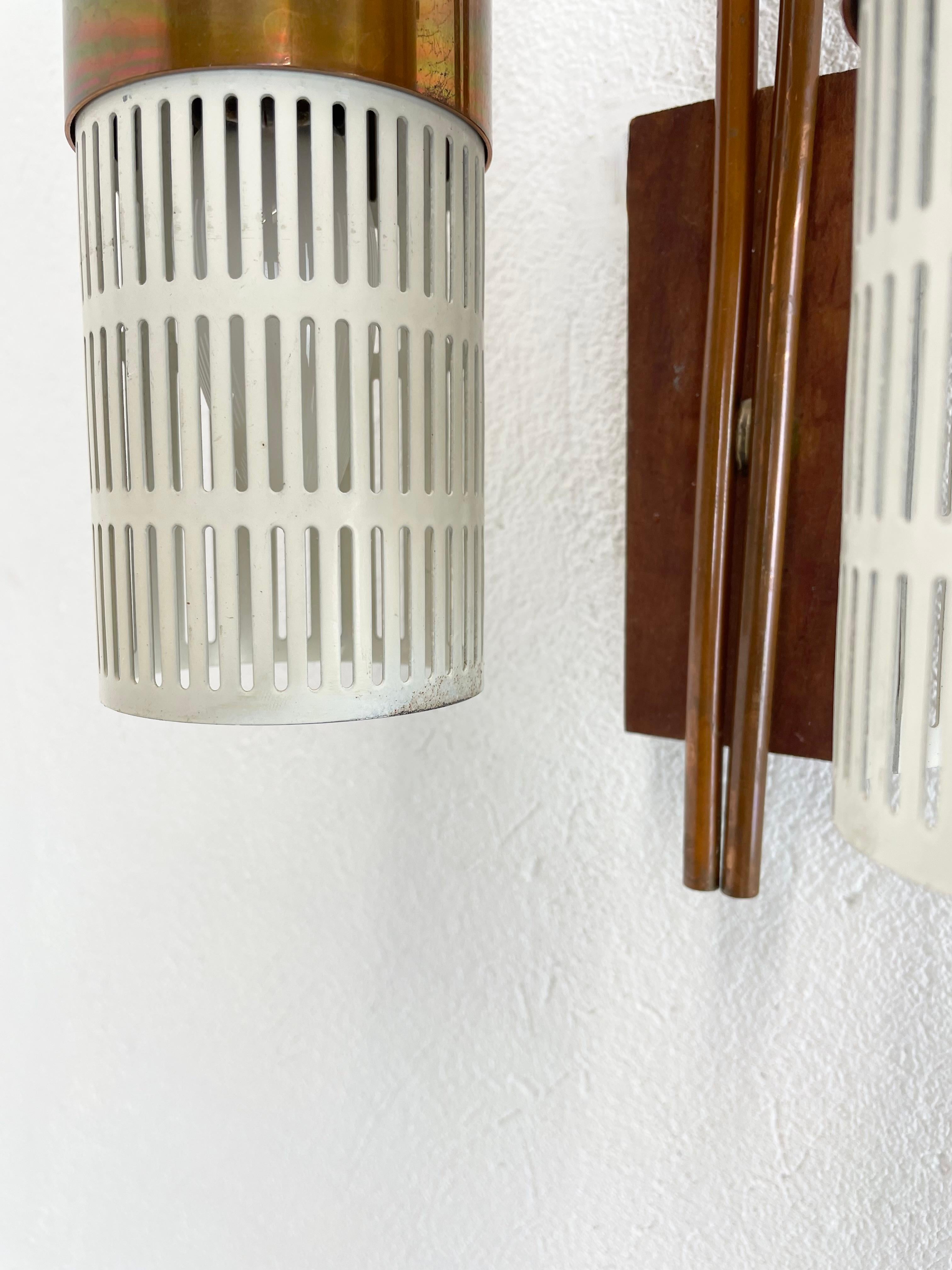 Applique minimaliste en cuivre et teck à trous, Danemark, 1970 en vente 8
