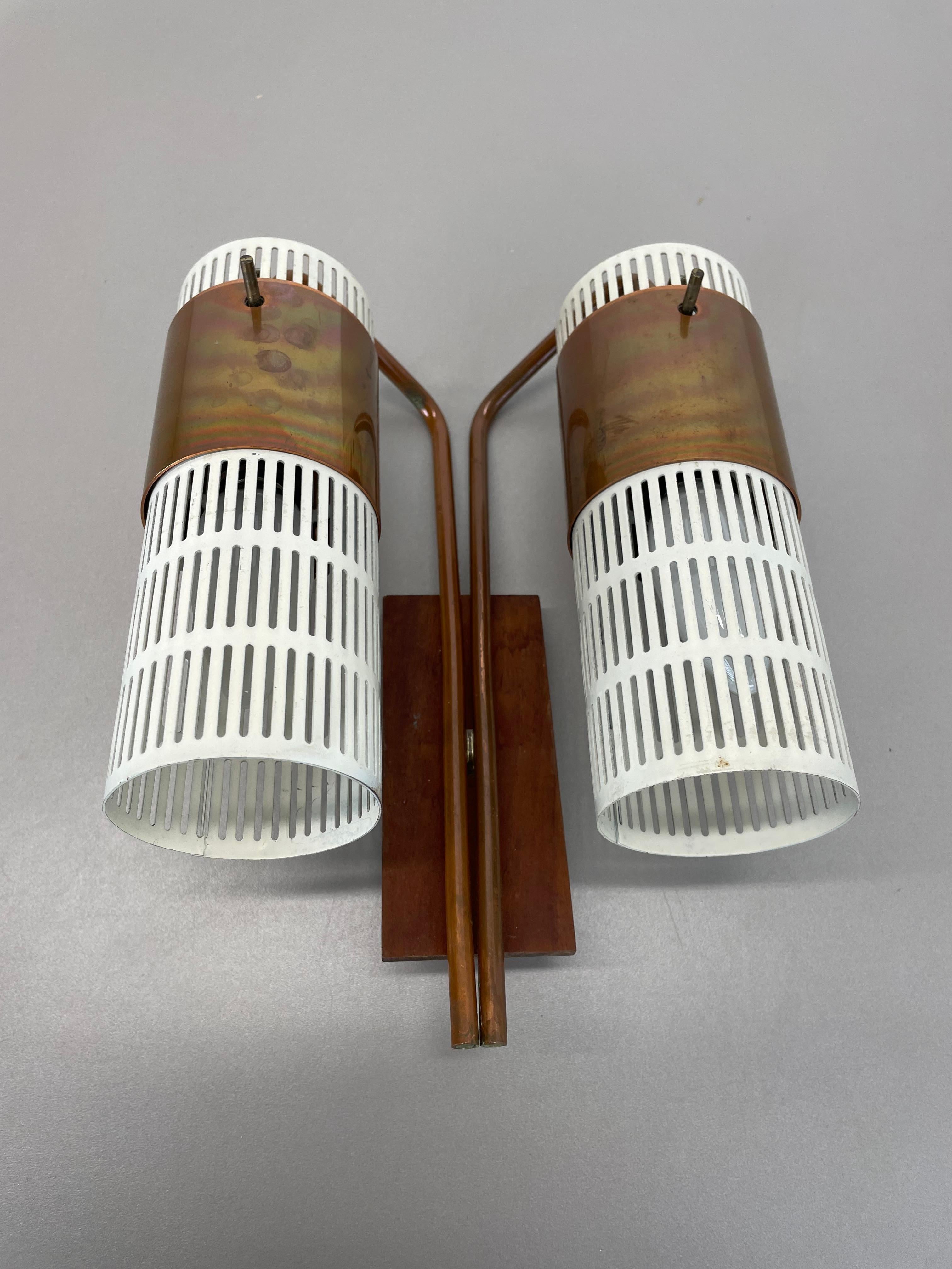 Article :

applique murale


Origine :

Danemark


Âge :

1970s




Cette applique moderniste a été produite au Danemark dans les années 1970. Le luminaire est fabriqué en cuivre et en teck avec deux abat-jour à motif de trous en forme de tube qui