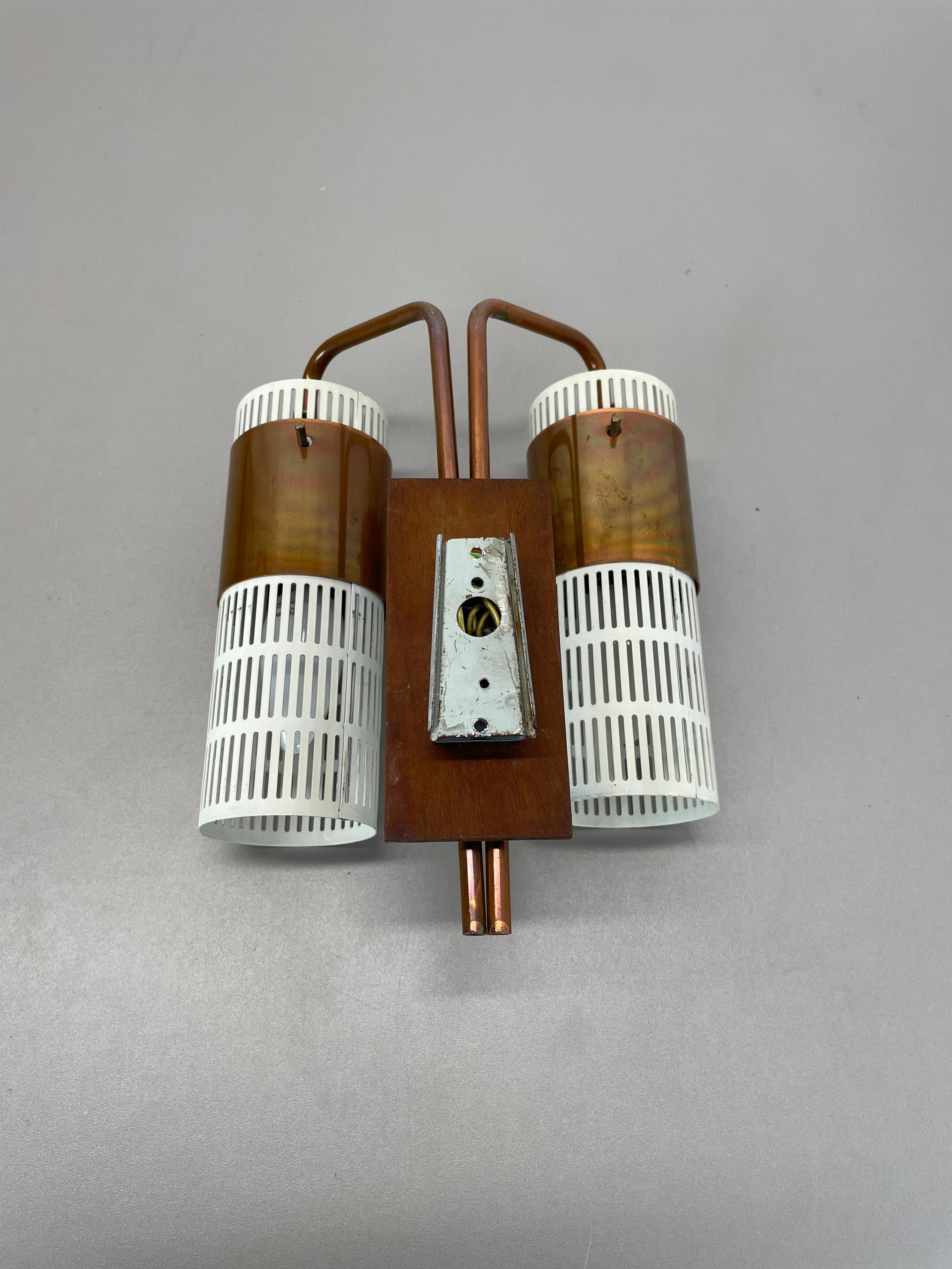 Mid-Century Modern Applique minimaliste en cuivre et teck à trous, Danemark, 1970 en vente