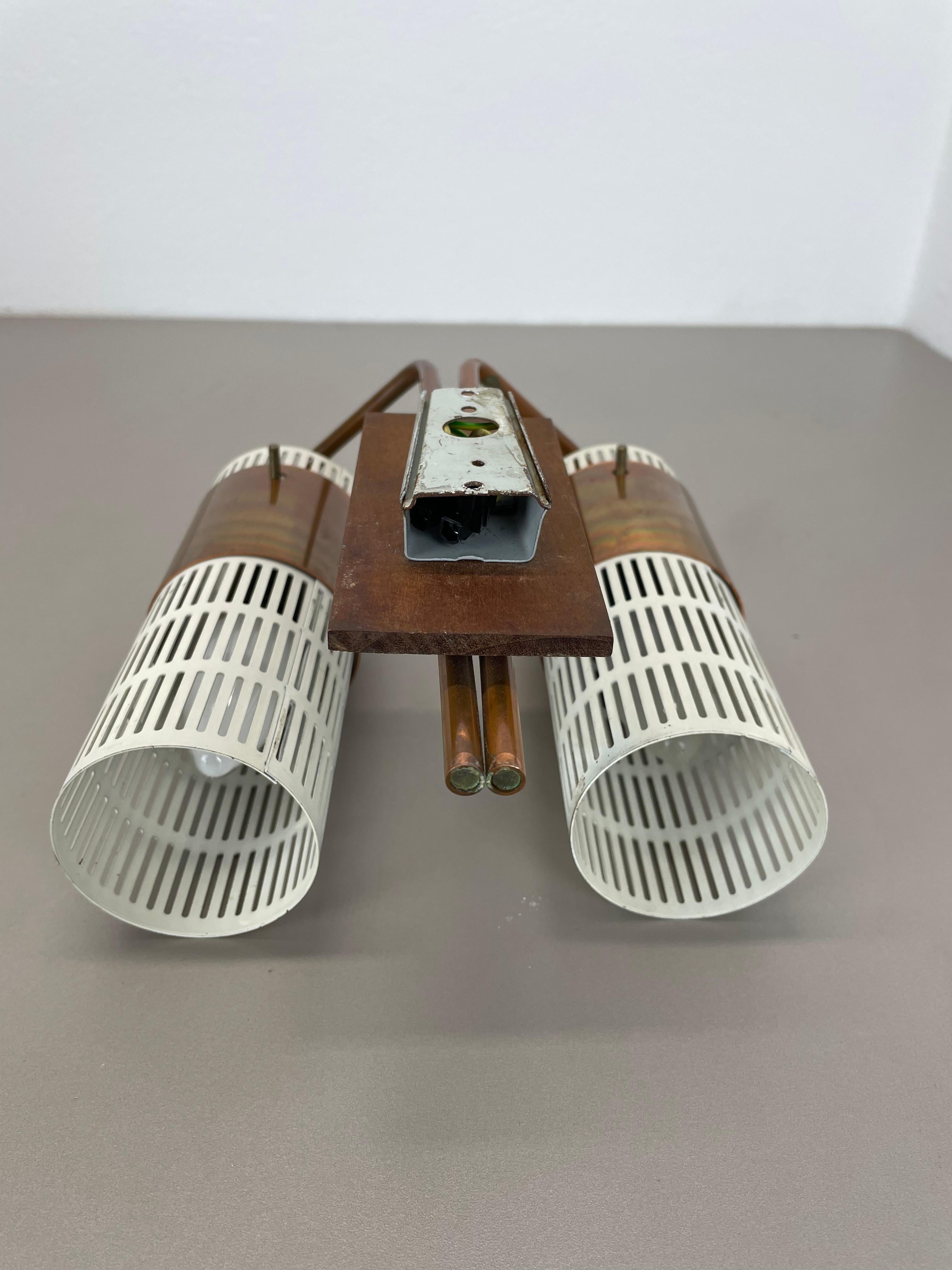 Danois Applique minimaliste en cuivre et teck à trous, Danemark, 1970 en vente