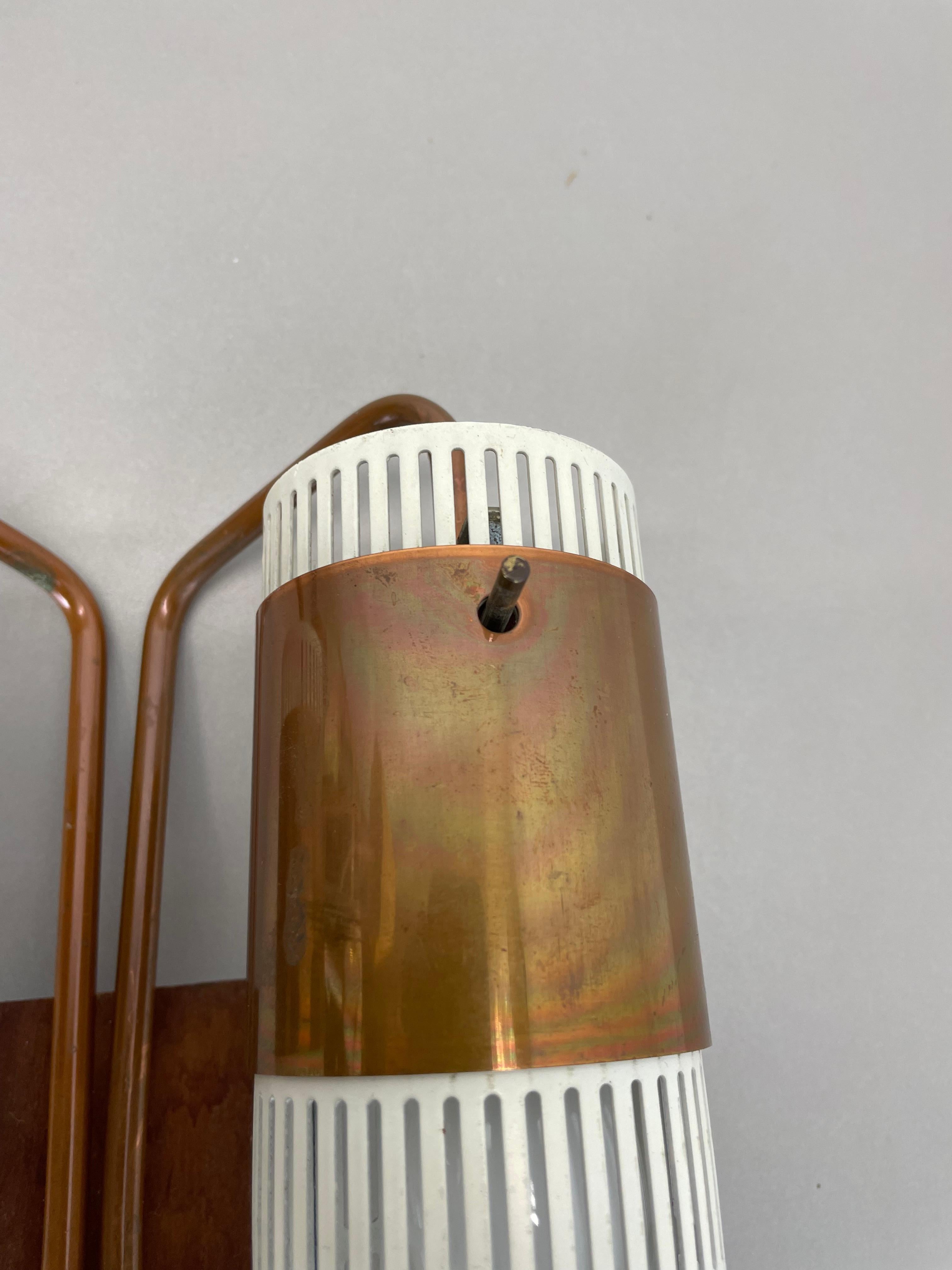 Applique minimaliste en cuivre et teck à trous, Danemark, 1970 en vente 1