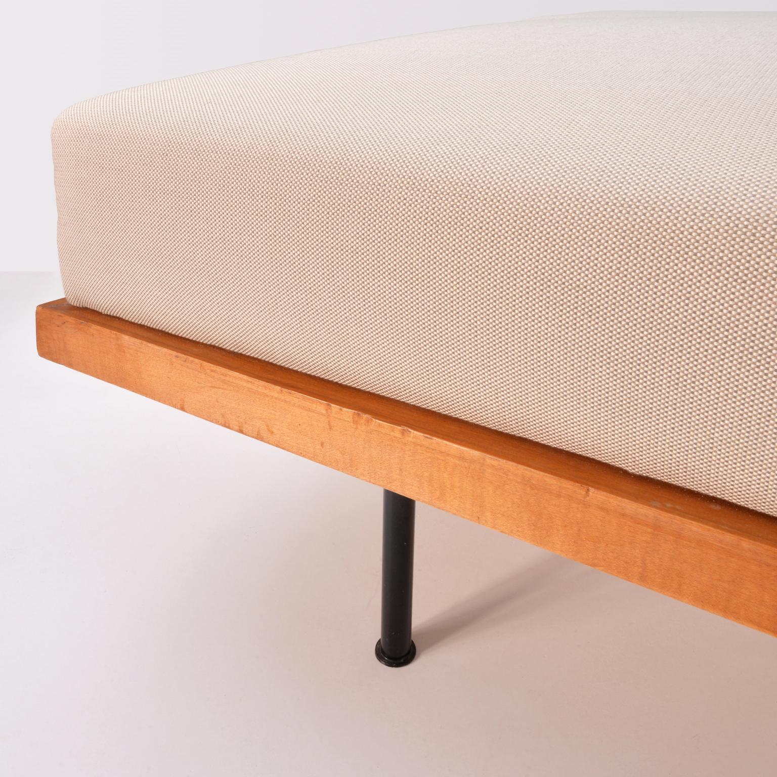 Minimalist Couch/Daybed by Florence Knoll, Wooden Frame, Reupholstered, ca. 1960 1