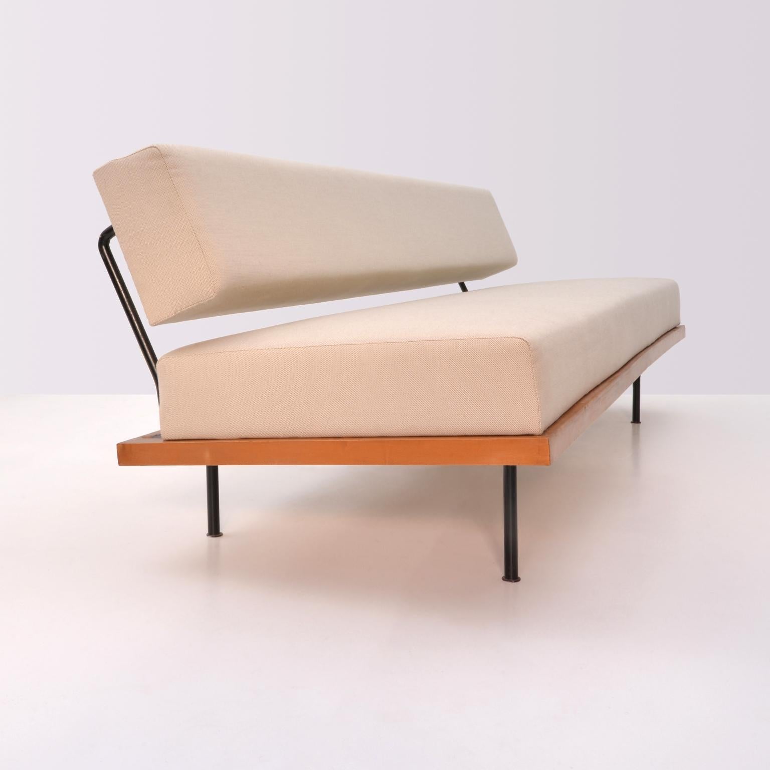 German Minimalist Couch/Daybed by Florence Knoll, Wooden Frame, Reupholstered, ca. 1960