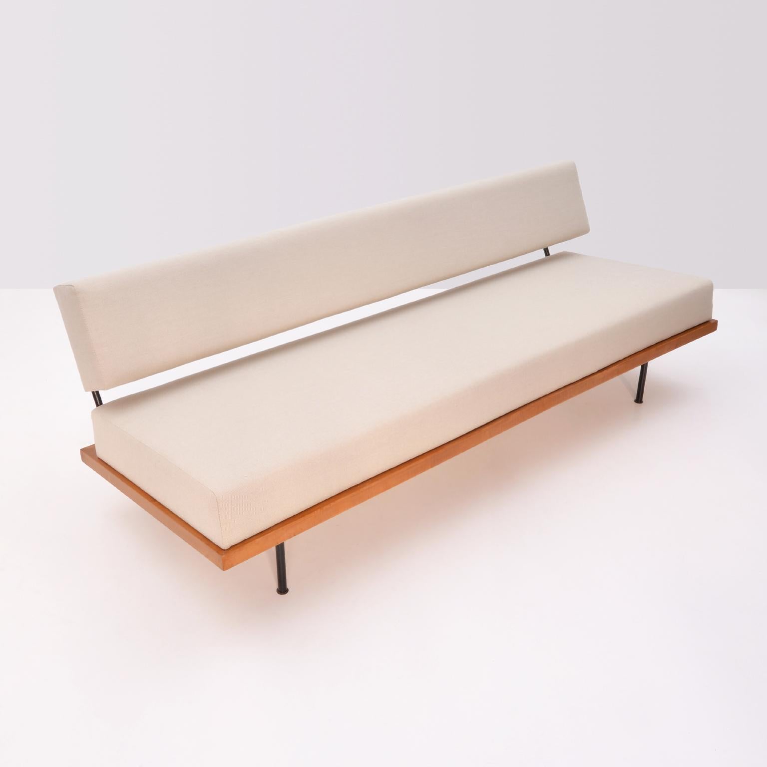 Minimalist Couch/Daybed by Florence Knoll, Wooden Frame, Reupholstered, ca. 1960 In Good Condition In Berlin, DE
