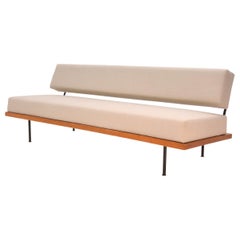 Minimalistische Couch/Schlafcouch von Florence Knoll:: Holzrahmen:: neu gepolstert:: ca. 1960