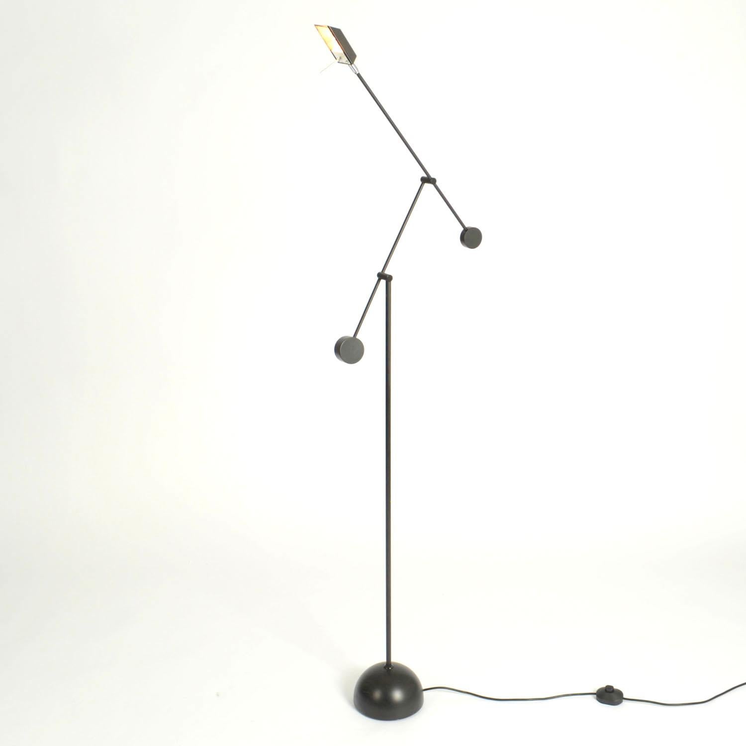 Lampadaire minimaliste à contrepoids noir de Sölken avec un double bras et deux contrepoids. Il est très flexible et peut être ajusté à près de 180 degrés. La source lumineuse halogène est fixée à un long bras qui tient un contrepoids en forme de