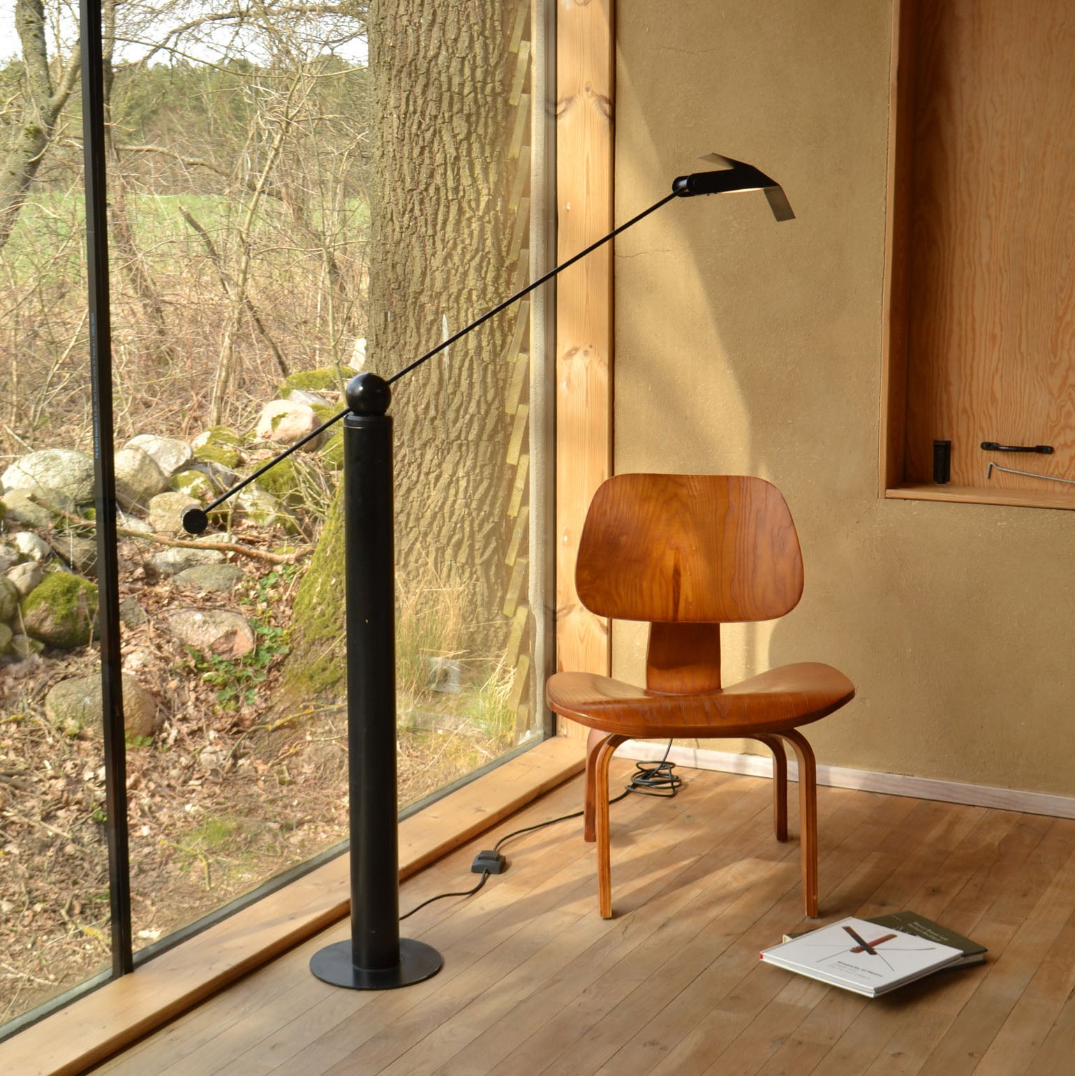 Minimalist Counterbalance Black Floor Lamp Attributed to Swiss Baltensweiler In Excellent Condition For Sale In London, GB