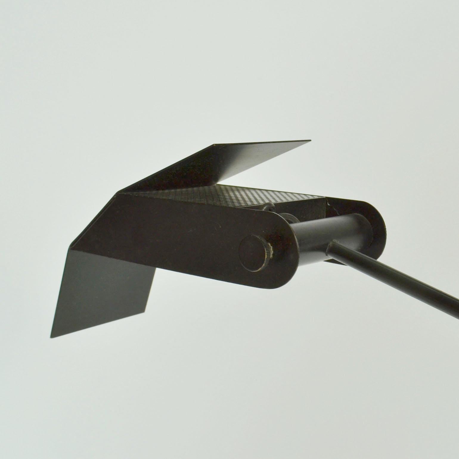 Lampadaire noir minimaliste à contrepoids attribué au suisse Baltensweiler en vente 1