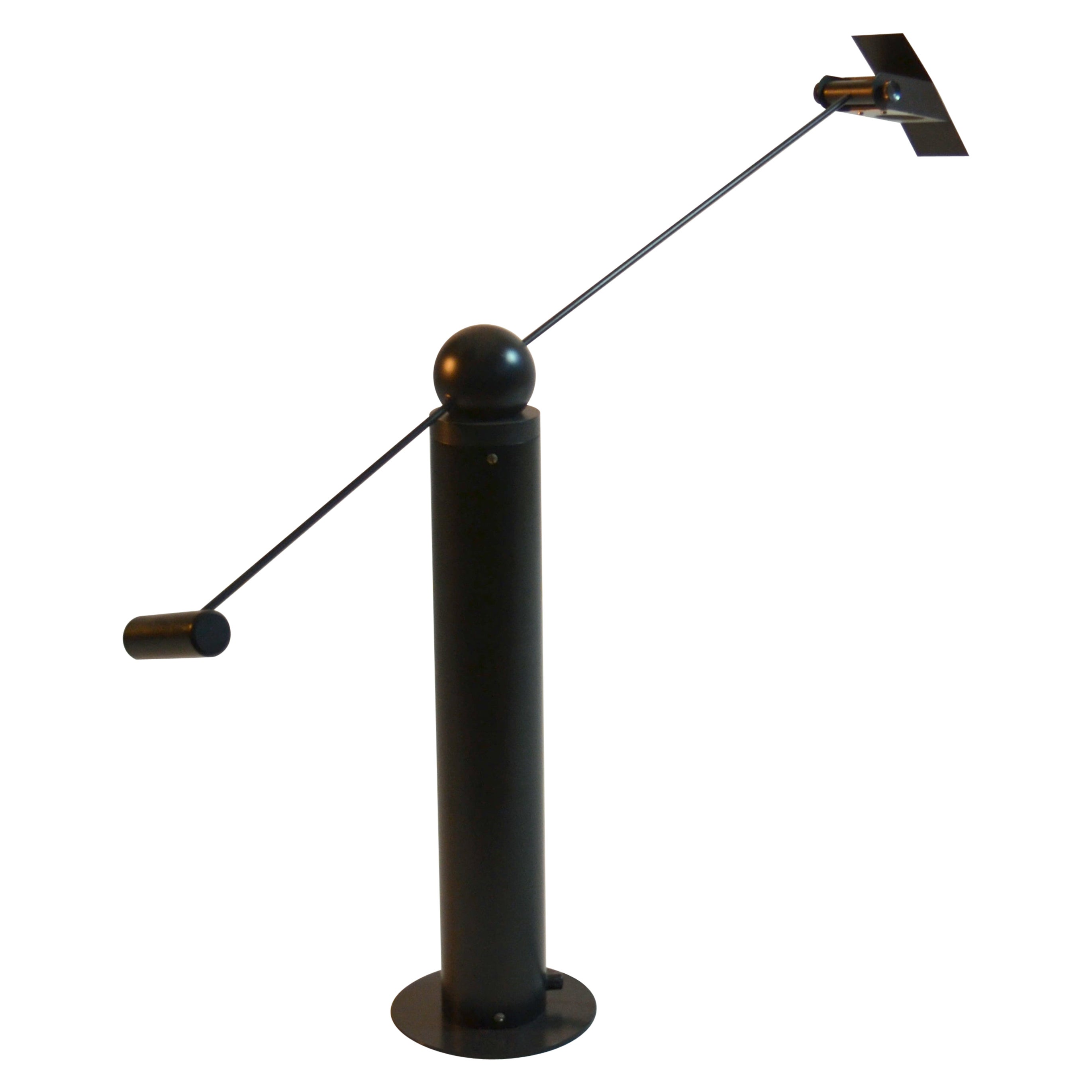 Lampada da tavolo nera minimalista a contrappeso attribuita allo svizzero Baltensweiler