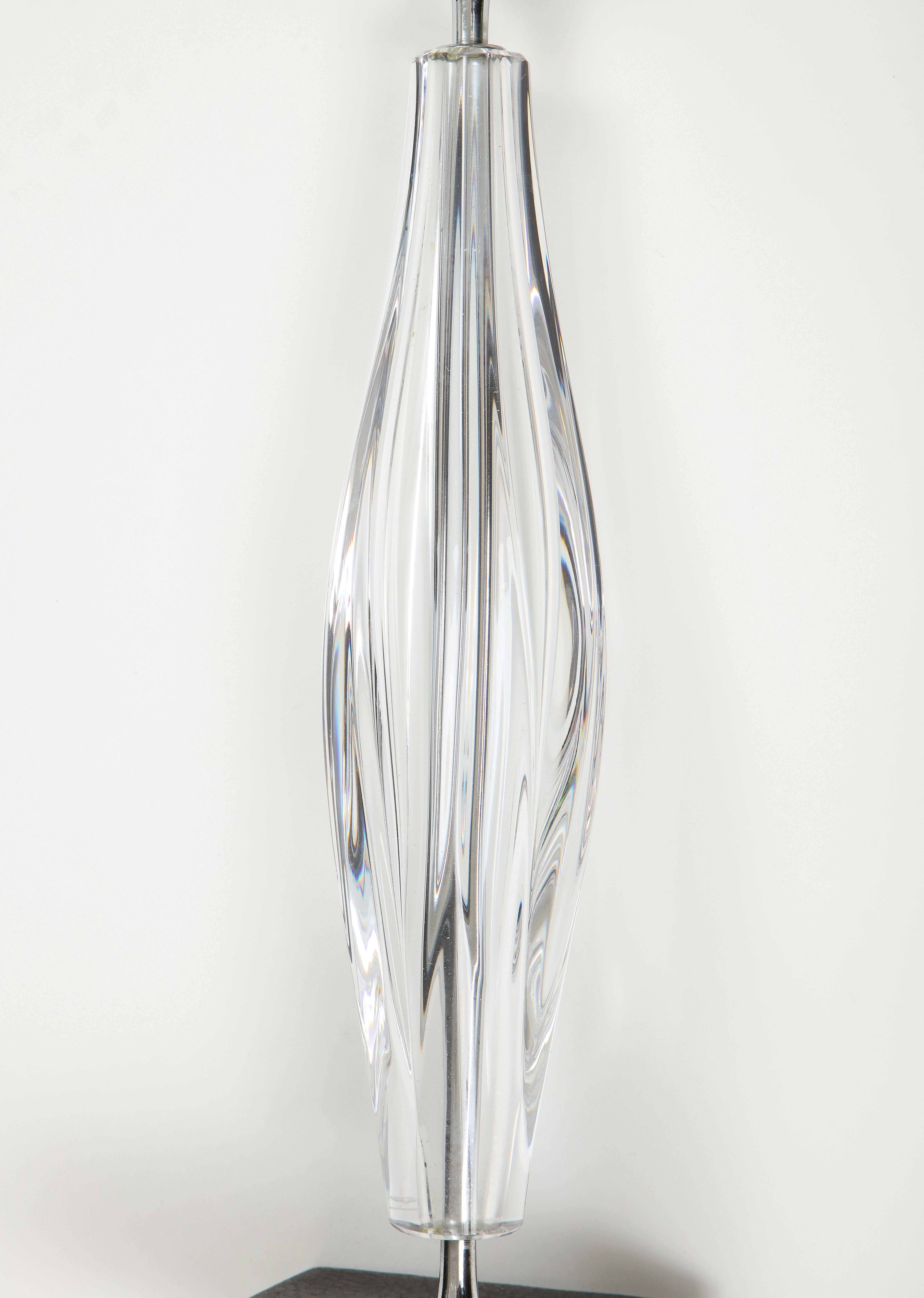Lampe en cristal signée Daum
base en similicuir
réadaptés pour être utilisés aux États-Unis.
  