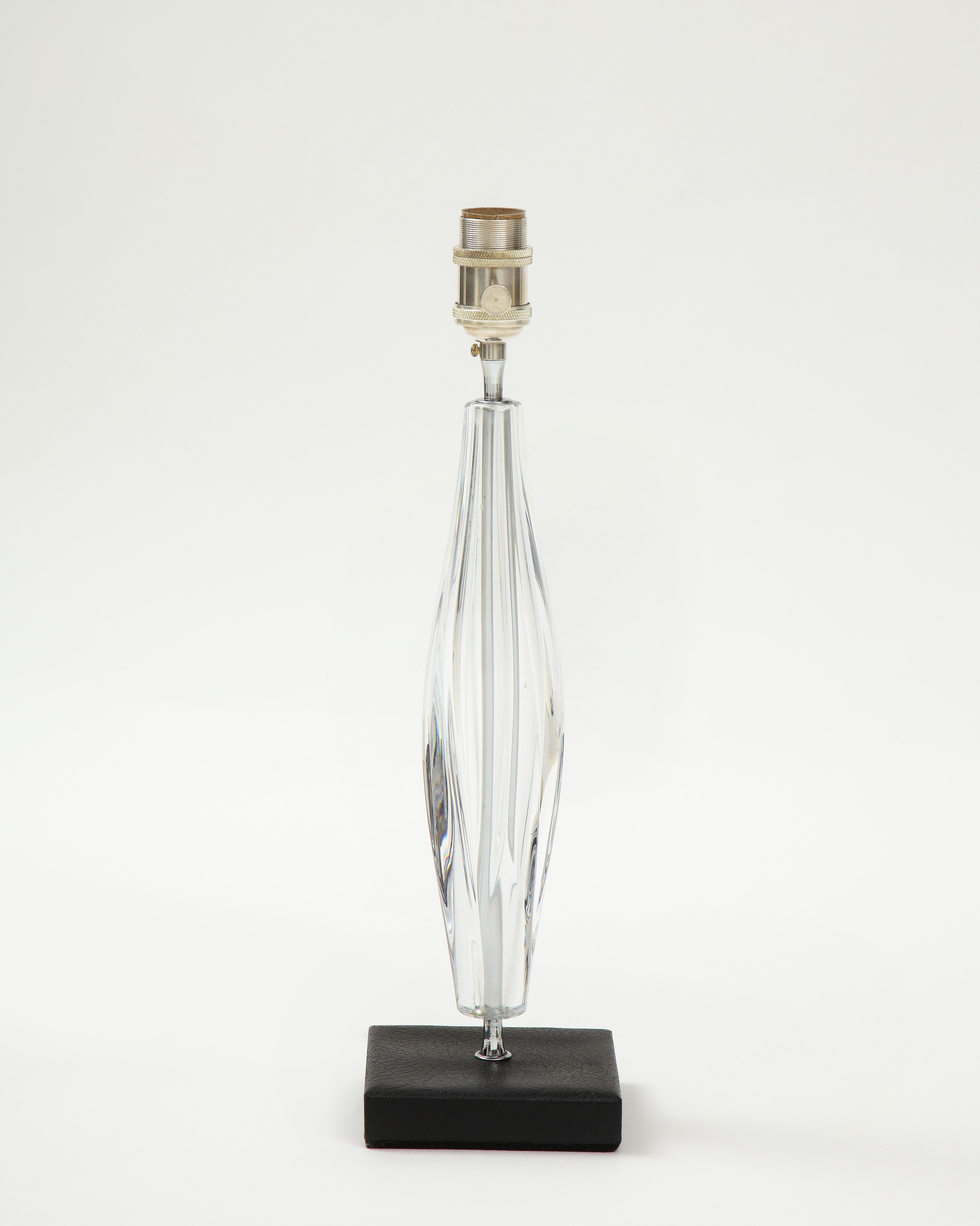 Mid-Century Modern Lampe de bureau minimaliste en cristal de Daum Nancy, France, années 1960 en vente