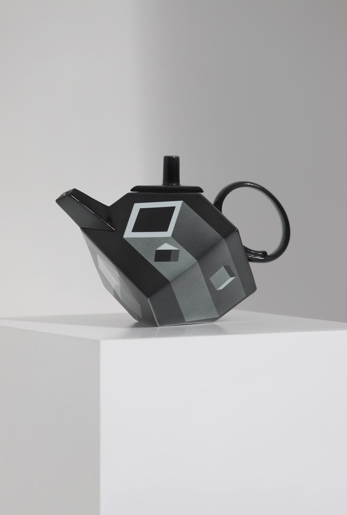 This teapot by Rolf Sinnemark is a wink to the modernism period. Its geometric shape combined with the graphic pattern gives the teapot a diverse and interesting look. Sinnemark was well known for his ceramics and glassworks for Kosta Boda,