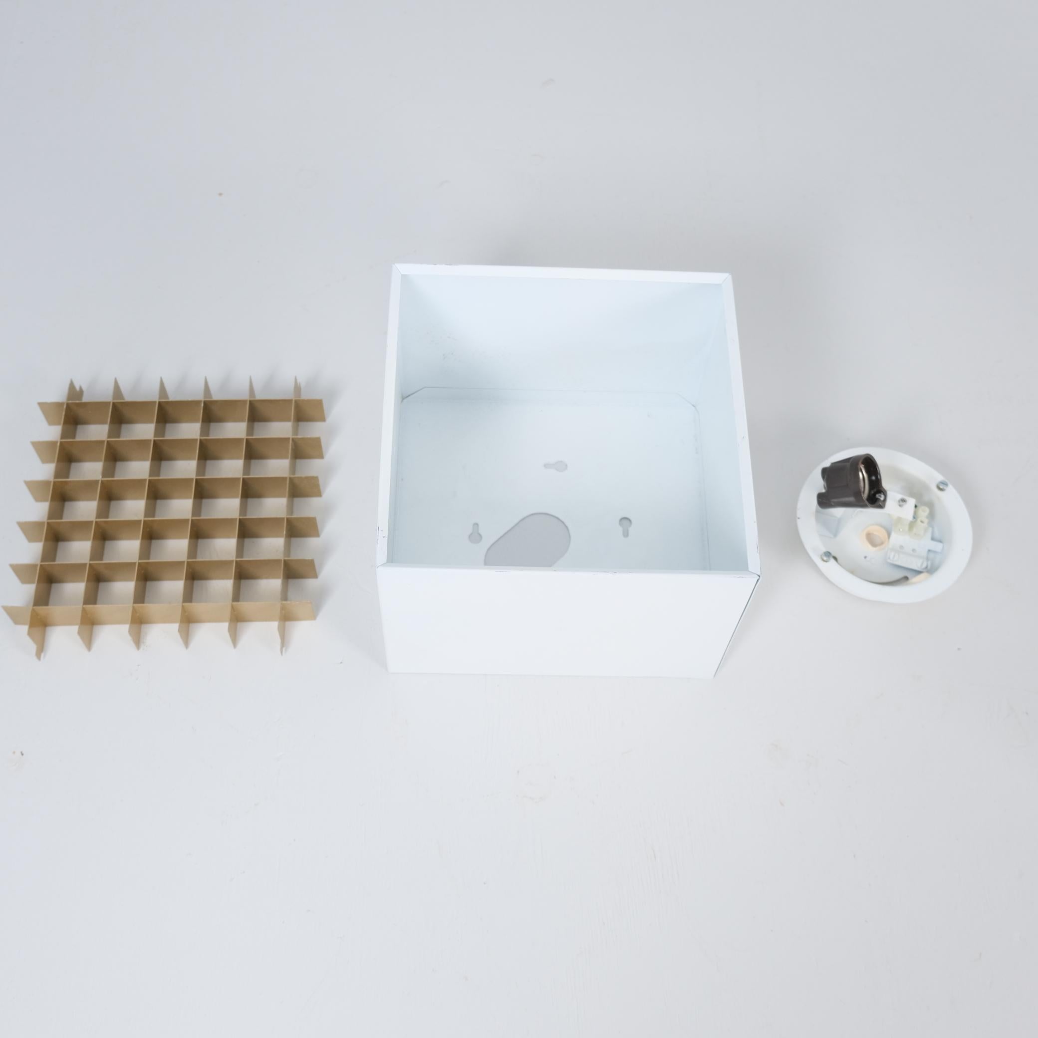 Montatura a incasso cubica minimalista, Paavo Tynell modello H2-57, bianco e oro, Idman anni '80 in vendita 3