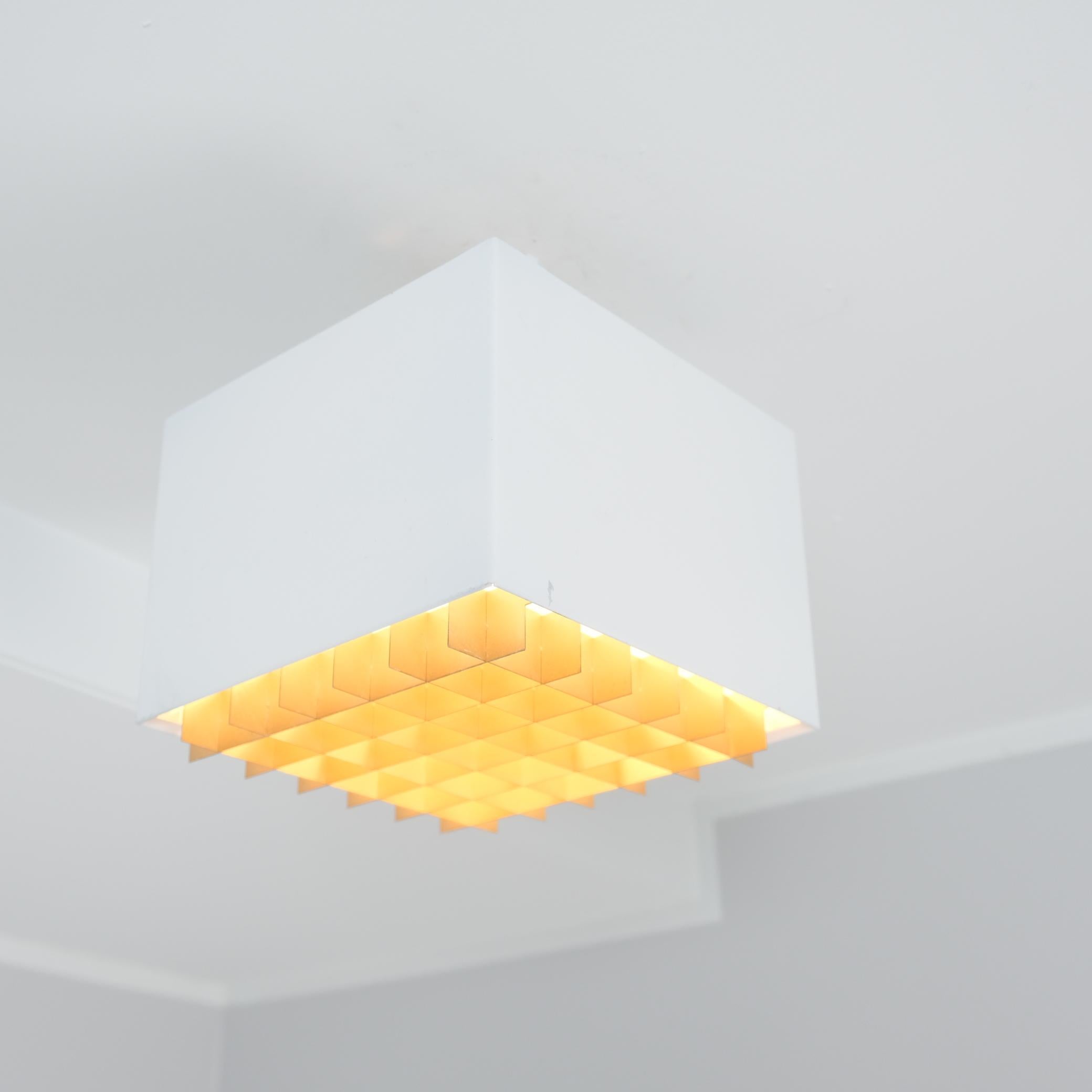 Una piccola plafoniera cubica minimalista di Paavo Tynell

Progettata negli anni '50, questa lampada è stata prodotta alla fine degli anni '80, durante il breve periodo in cui Idman operava con il nome di SLO-Idman. Realizzato interamente in lamiera