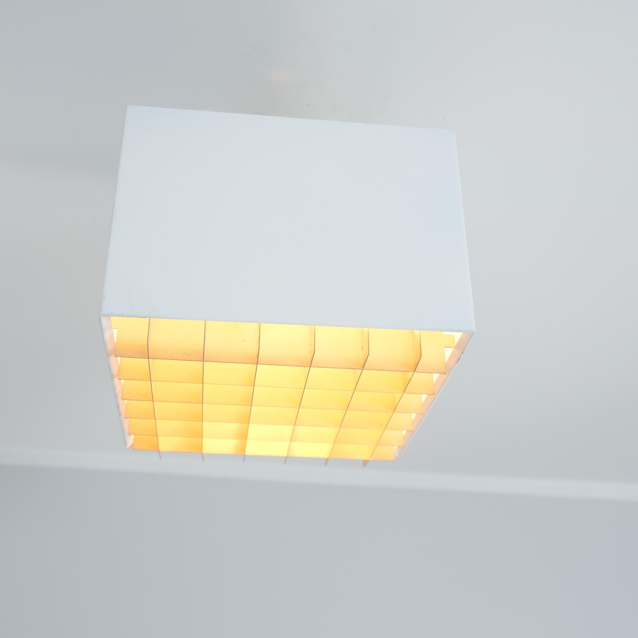Mid-Century moderno Montatura a incasso cubica minimalista, Paavo Tynell modello H2-57, bianco e oro, Idman anni '80 in vendita