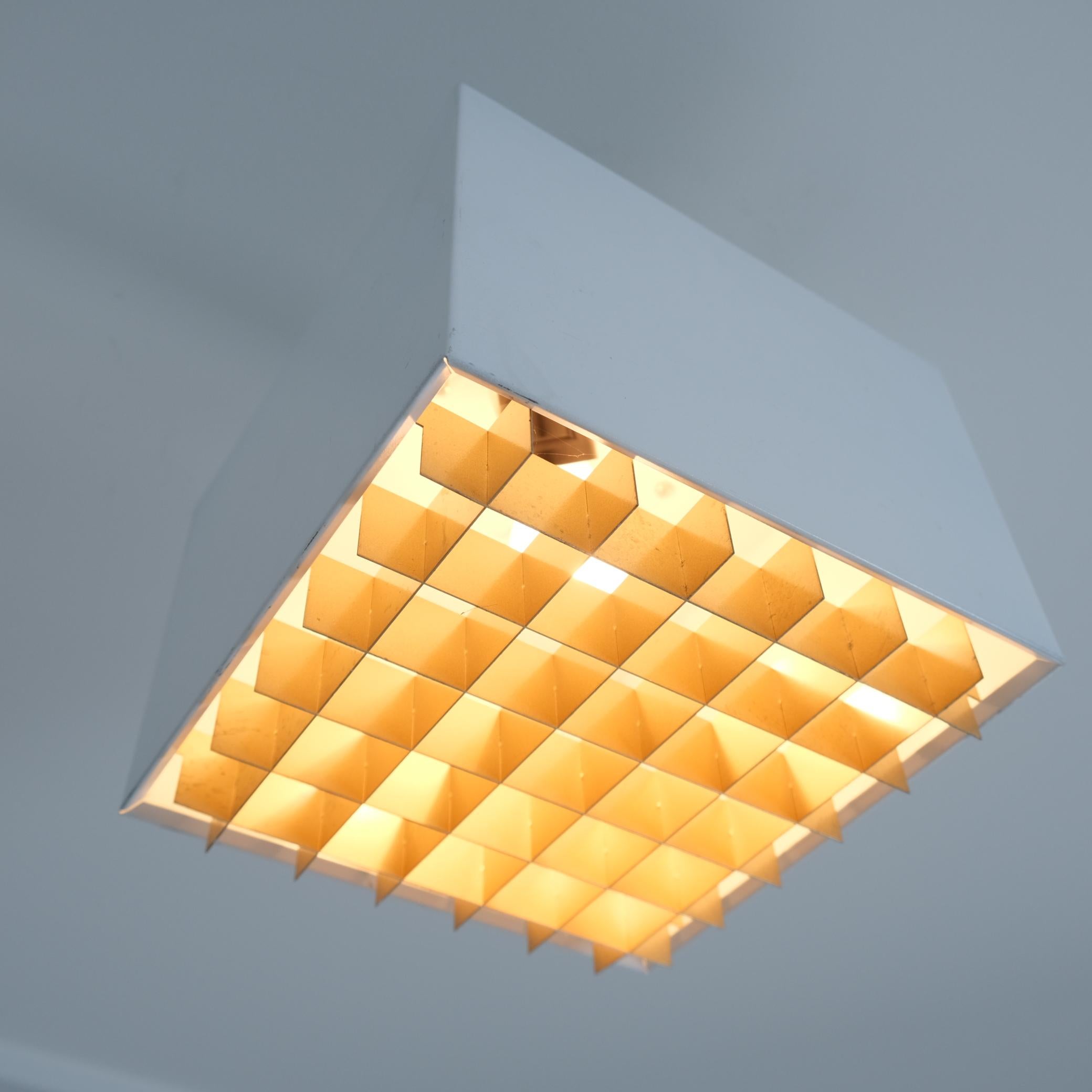 Finlandese Montatura a incasso cubica minimalista, Paavo Tynell modello H2-57, bianco e oro, Idman anni '80 in vendita