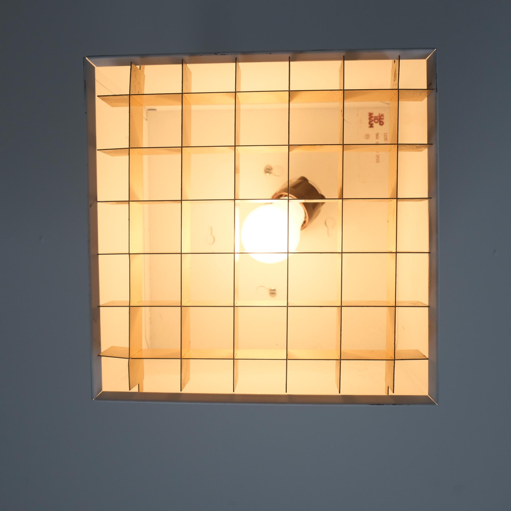 Montatura a incasso cubica minimalista, Paavo Tynell modello H2-57, bianco e oro, Idman anni '80 In condizioni buone in vendita a Helsinki, FI